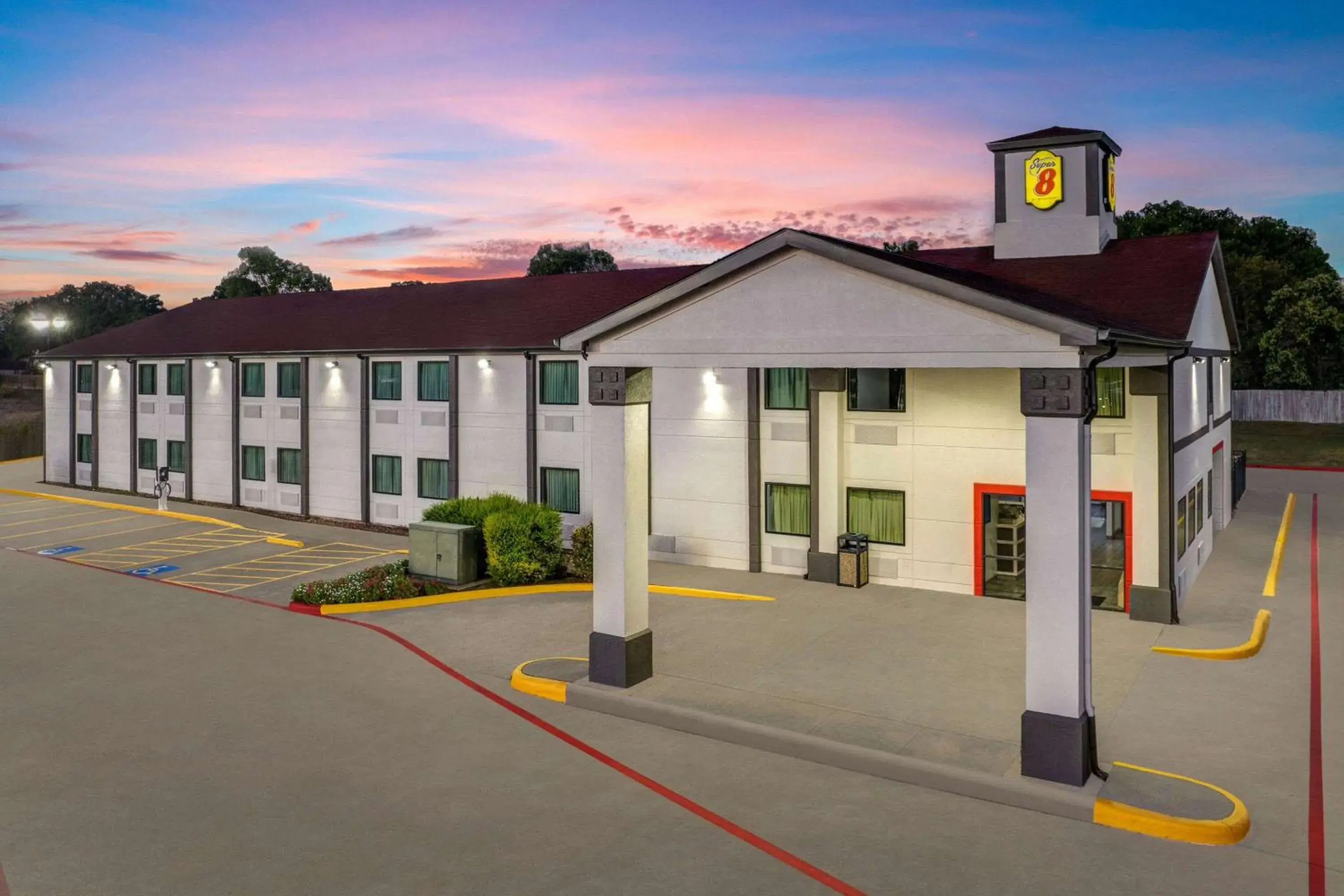 Property building in Super 8 by Wyndham Waxahachie TX Property building in Super 8 by Wyndham Waxahachie TX