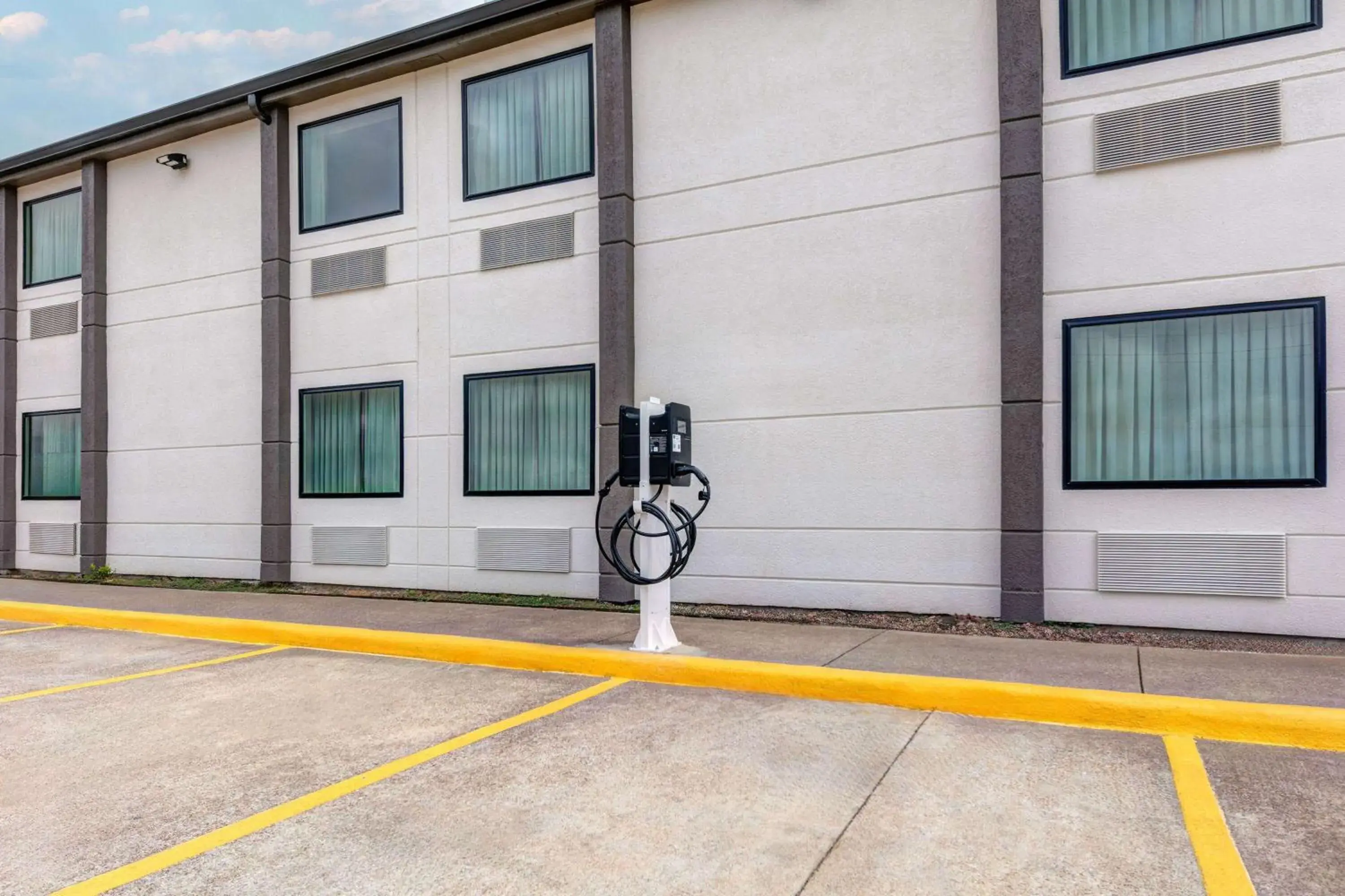 Property building in Super 8 by Wyndham Waxahachie TX Property building in Super 8 by Wyndham Waxahachie TX