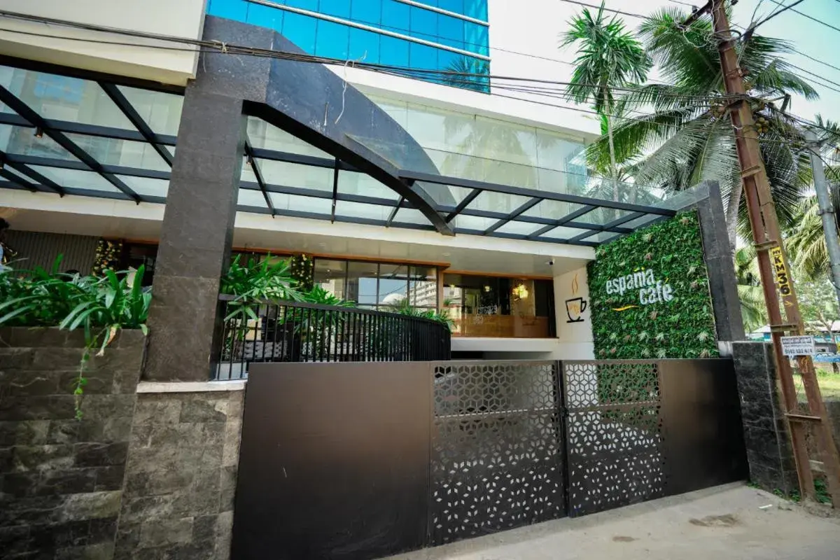 Property building in Hotel Bluebell Property building in Hotel Bluebell