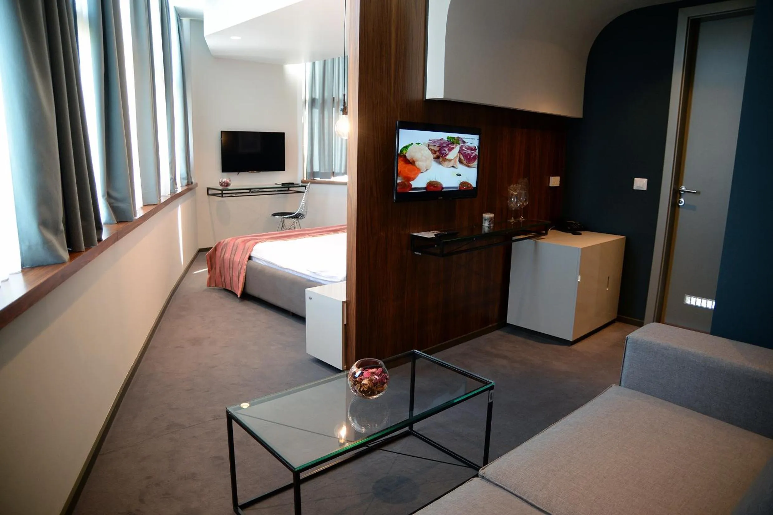 Property building, Bed in Hotel Russia