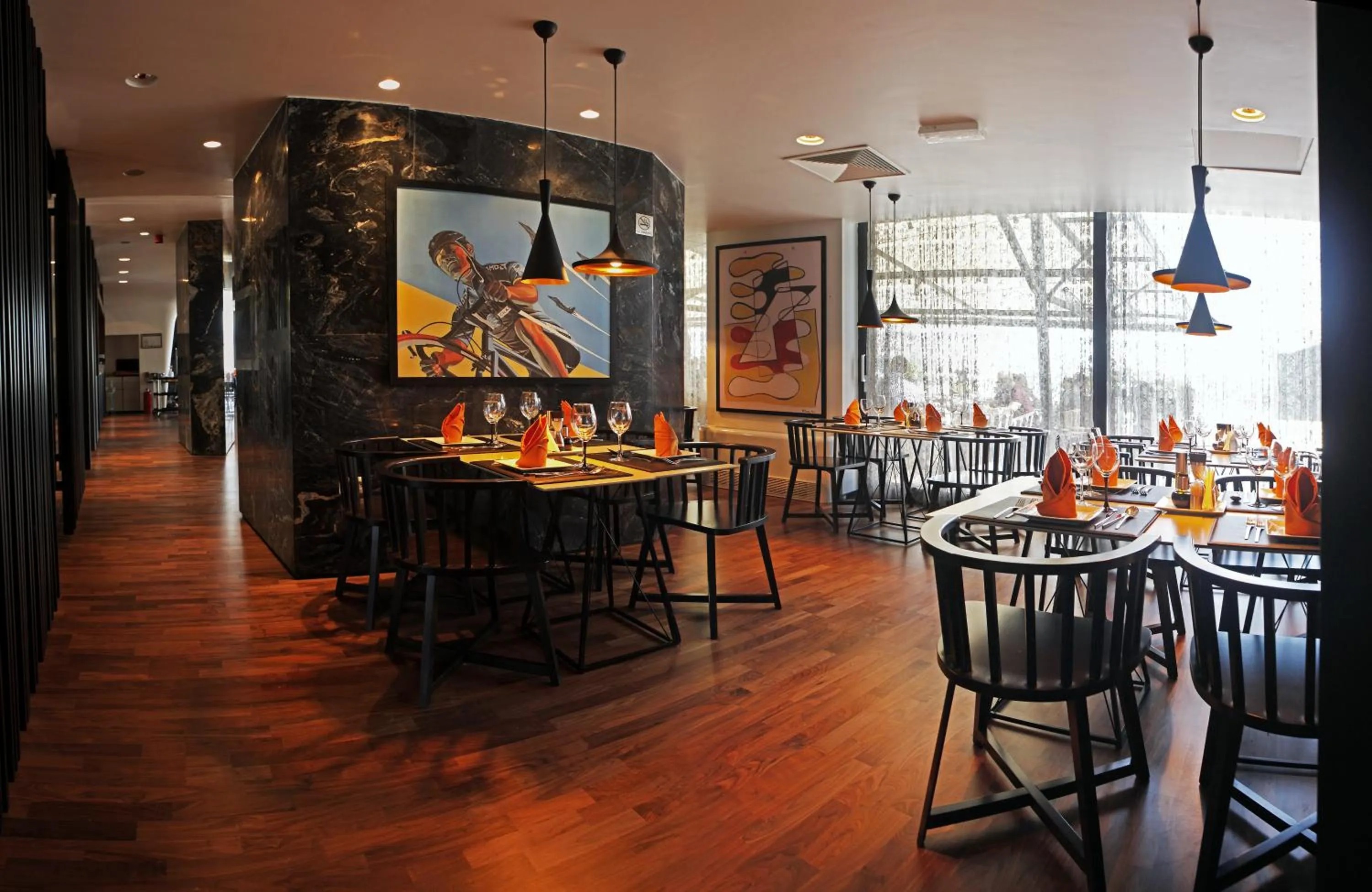 Restaurant/places to eat in Hotel Russia