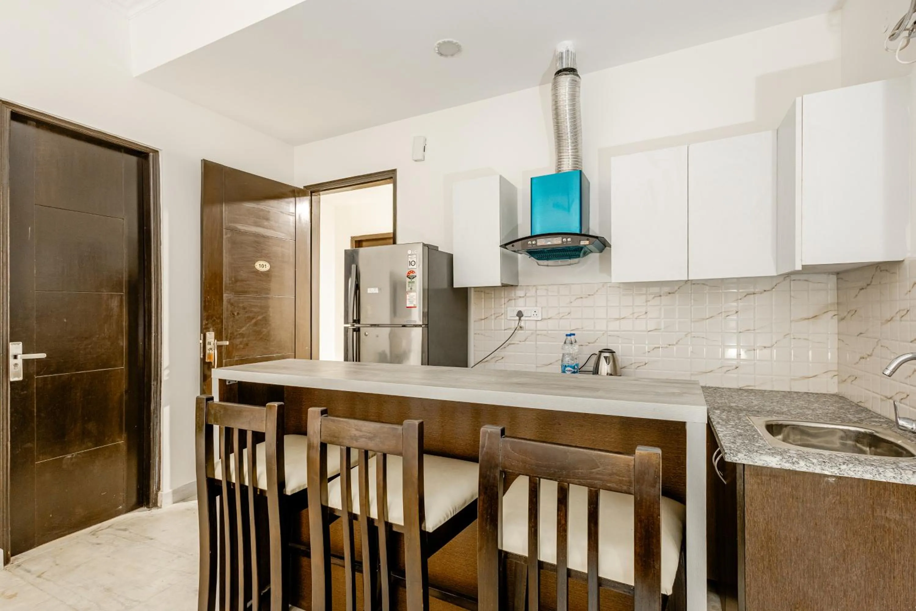 Kitchen or kitchenette in Lime Tree Hotel - Golf Course Road, Sector-43, Gurugram