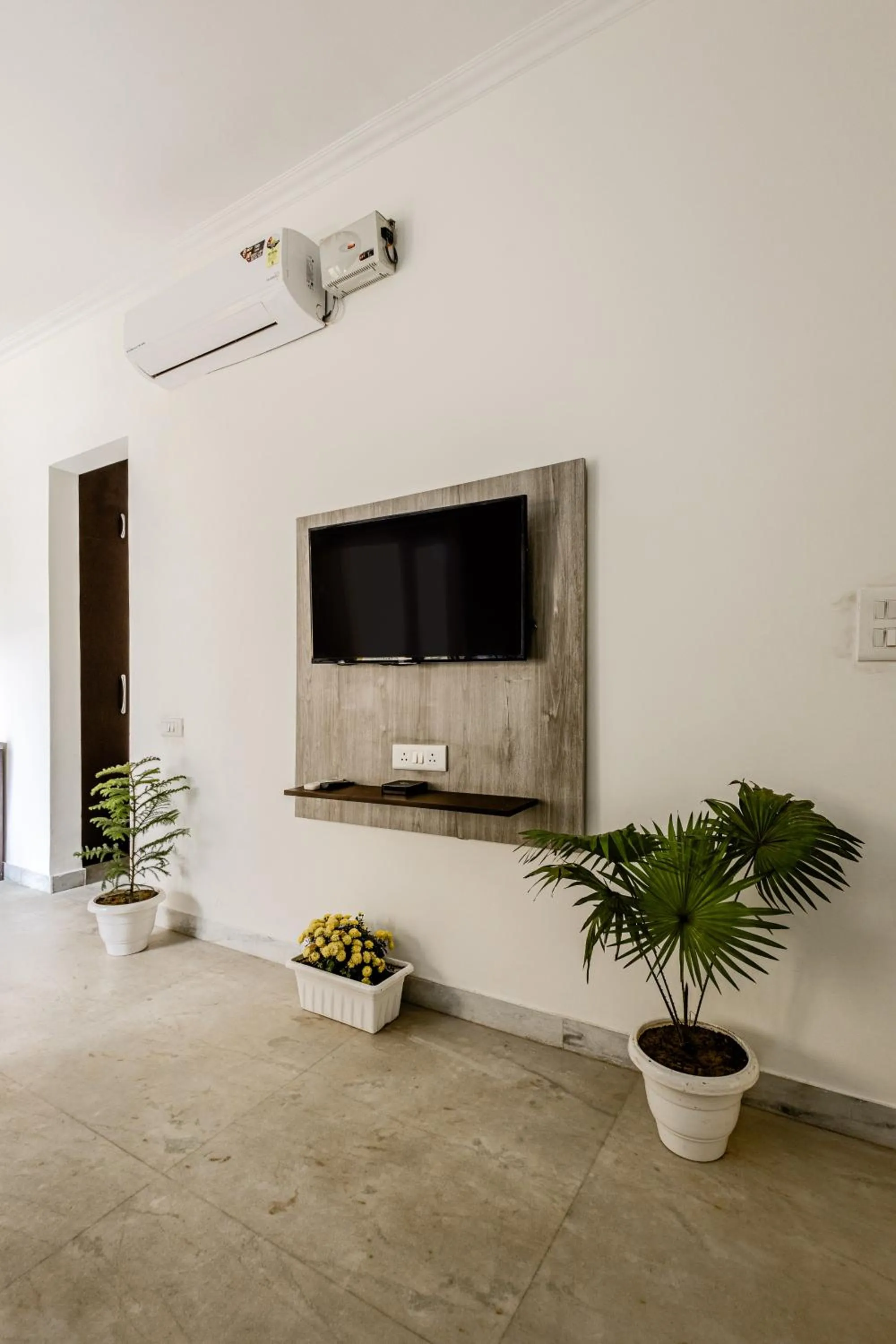 TV and multimedia in Lime Tree Hotel - Golf Course Road, Sector-43, Gurugram