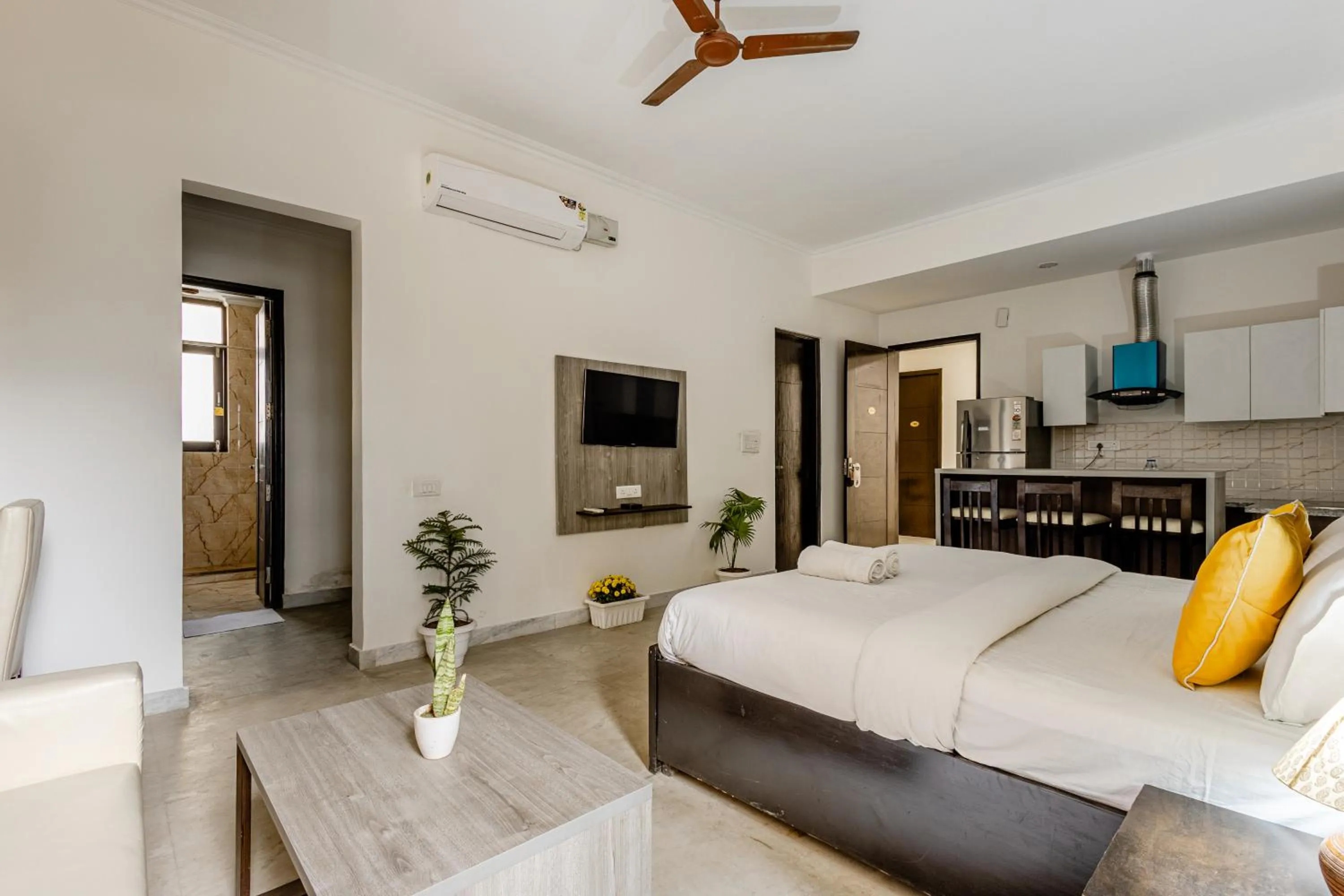 Bed in Lime Tree Hotel - Golf Course Road, Sector-43, Gurugram