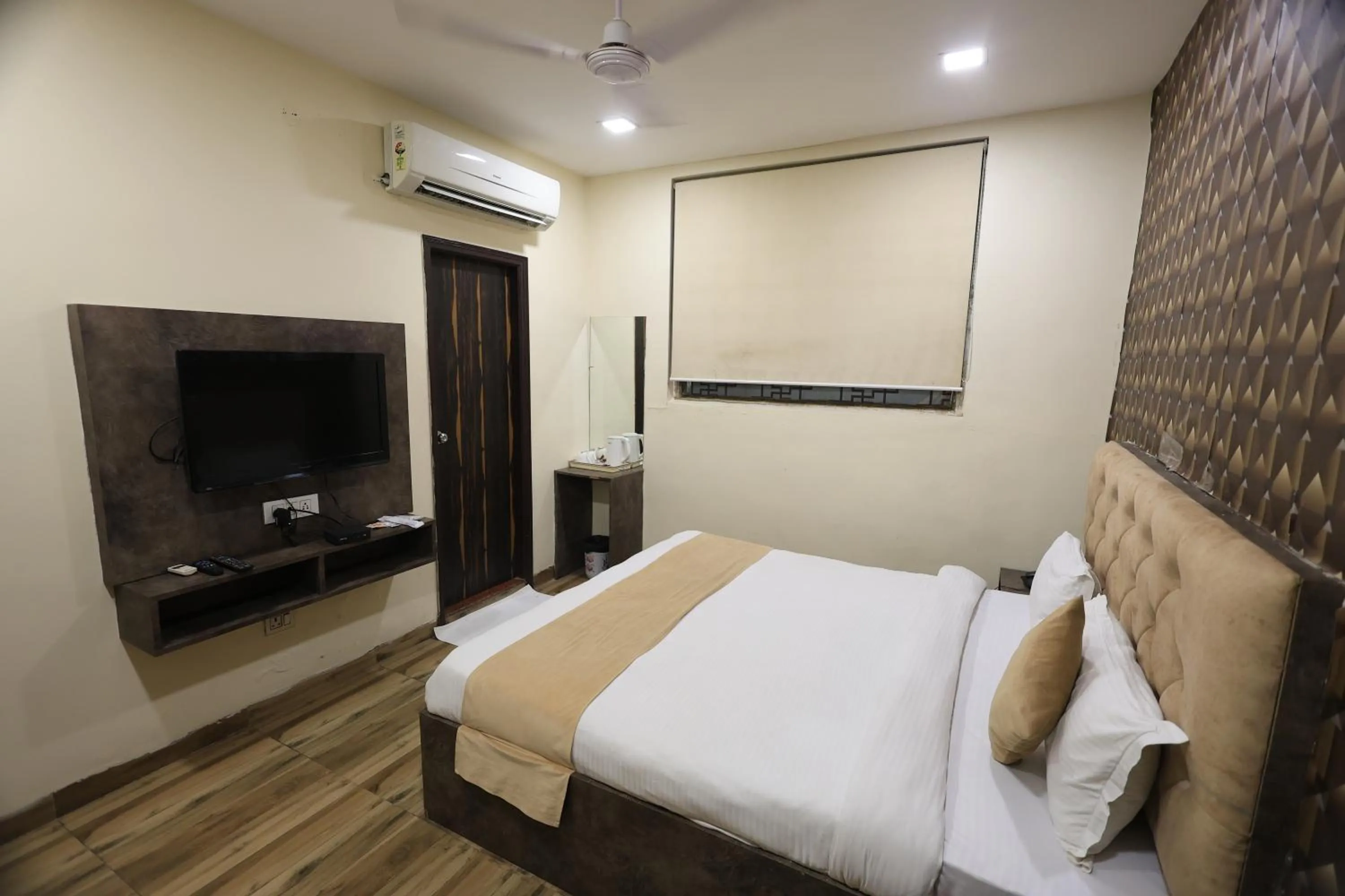 TV and multimedia, Bed in Hotel Mandakini Royale