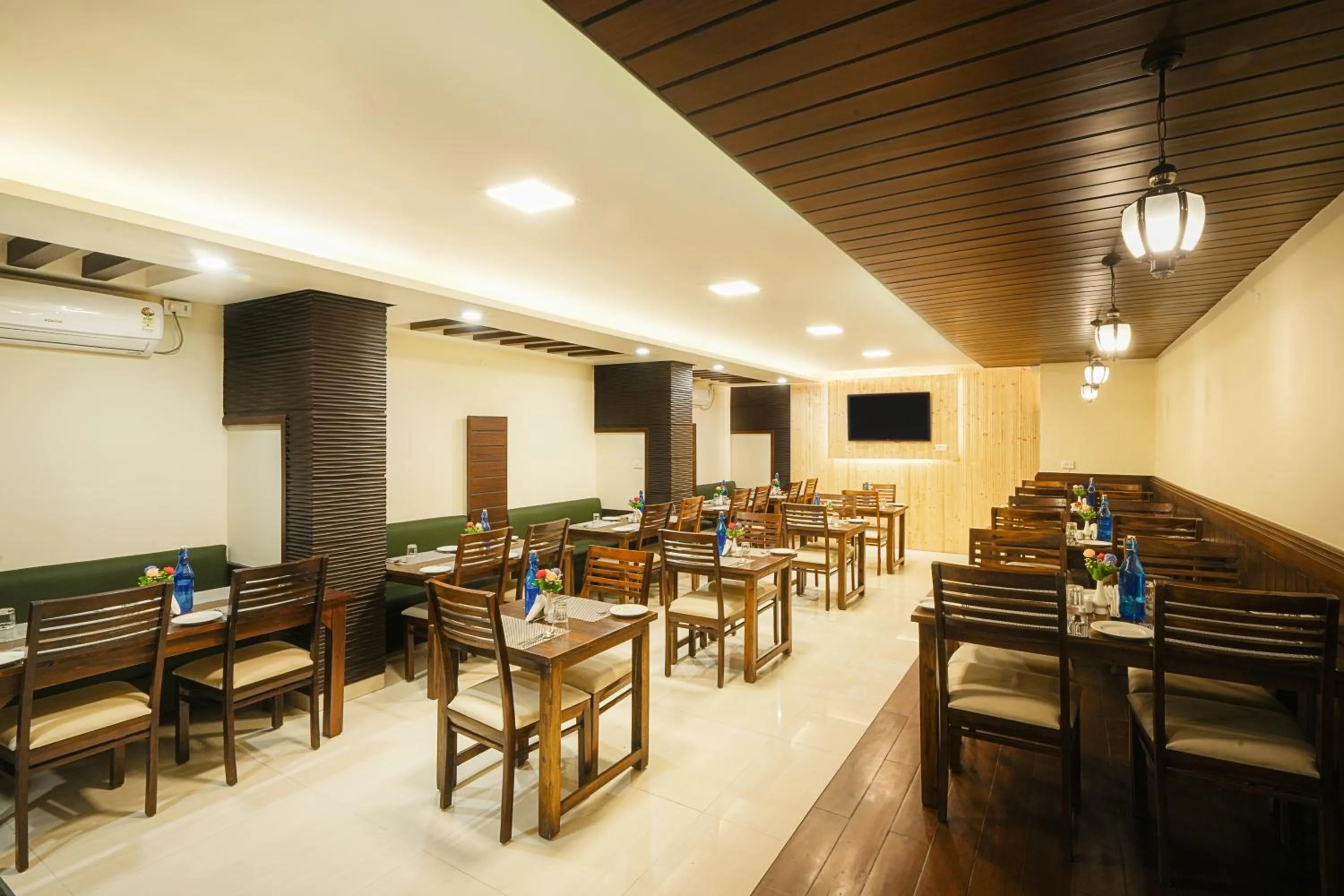 Restaurant/places to eat in Hotel Bella Heights