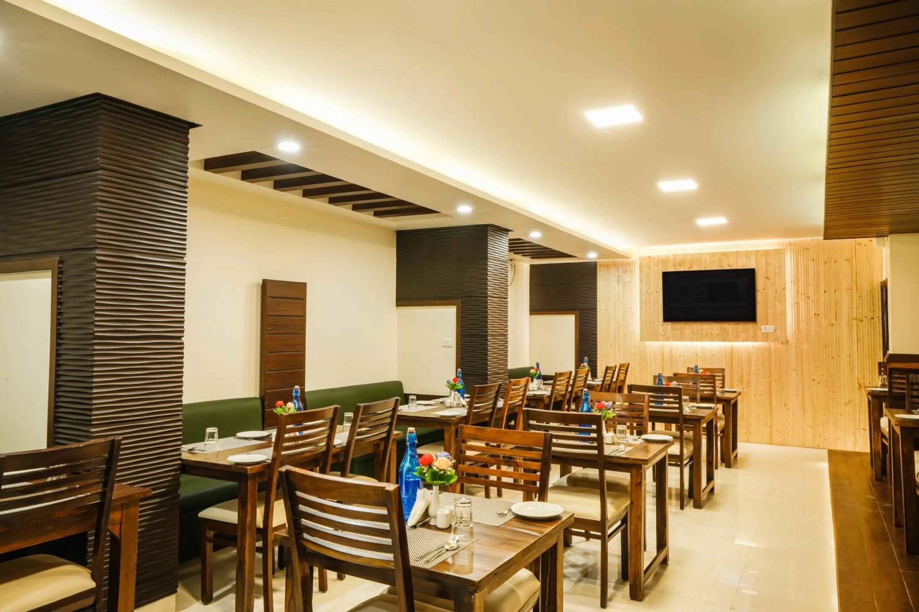 Restaurant/places to eat in Hotel Bella Heights