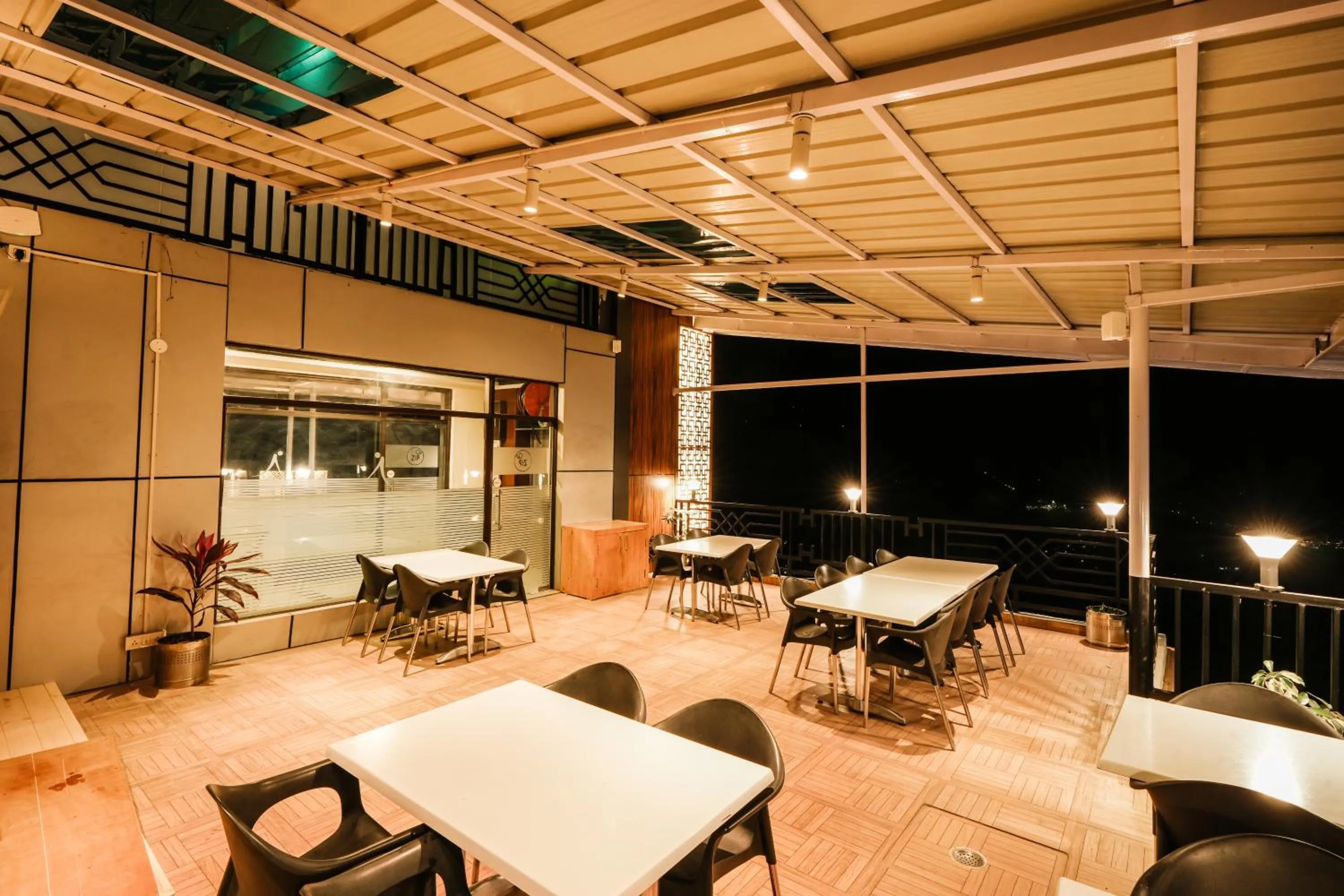 Restaurant/places to eat in Hotel Bella Heights