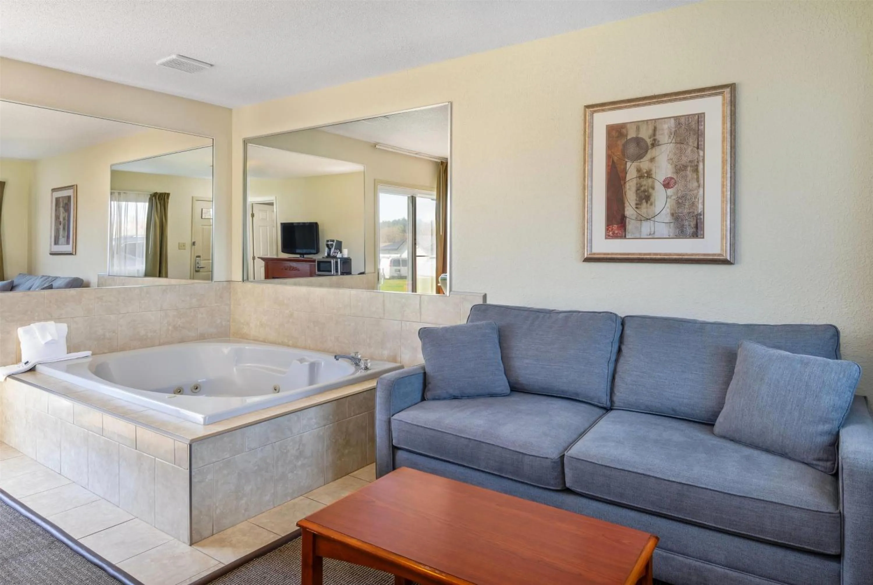 Photo of the whole room in Travelodge by Wyndham Gananoque