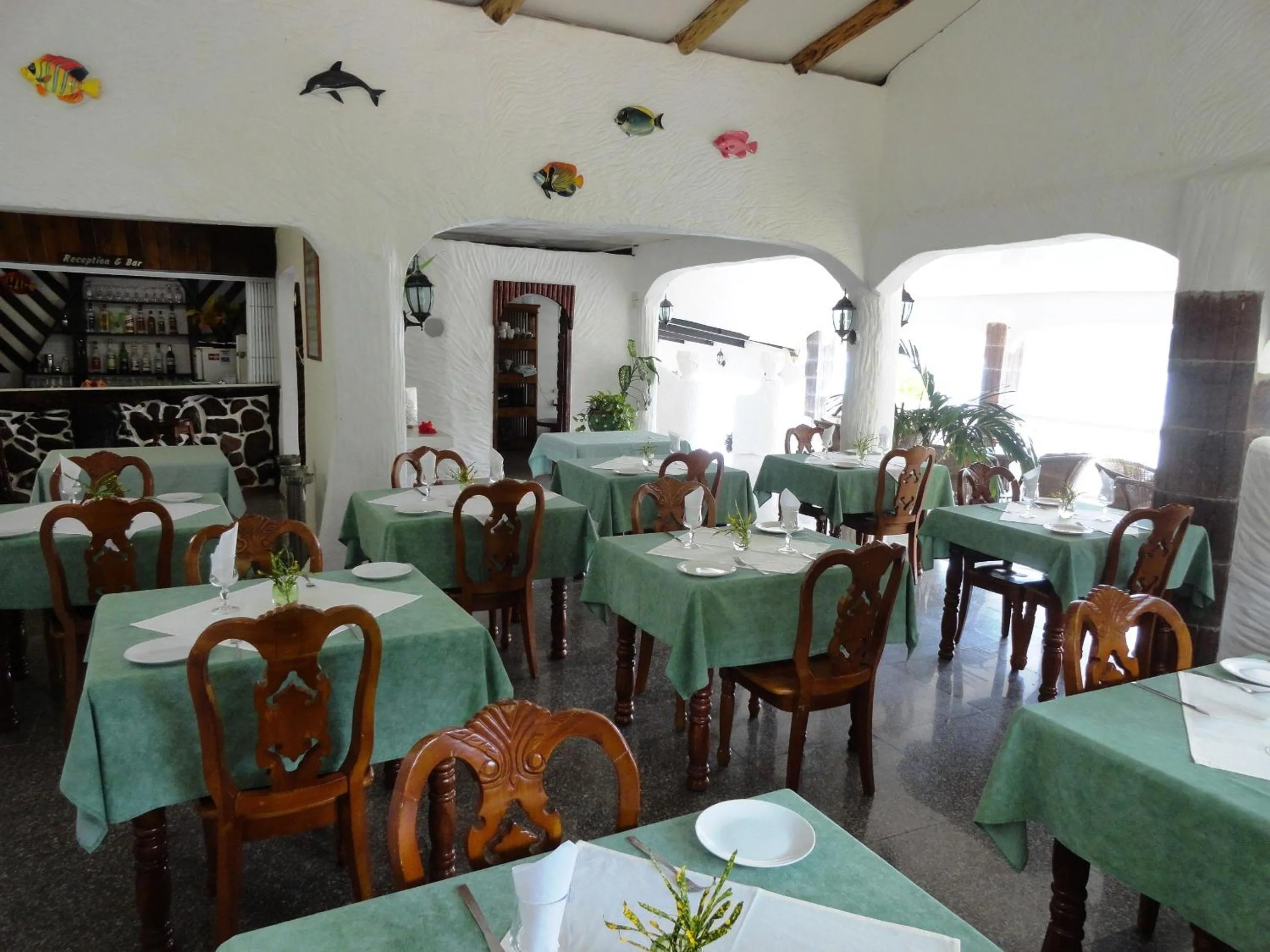 Restaurant/places to eat in Lazare Picault Hotel