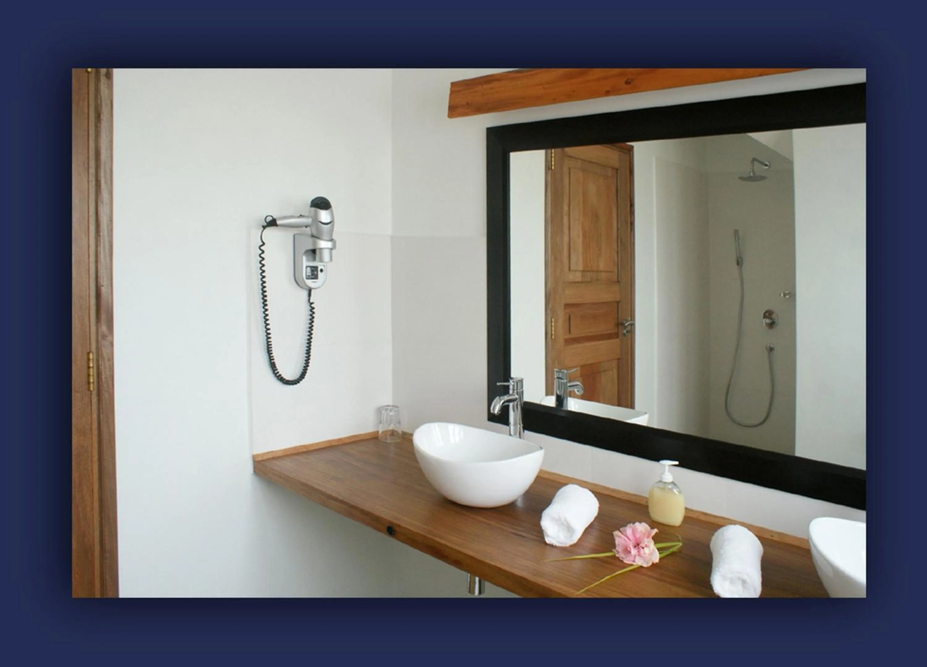Bathroom in L'Hirondelle Self Catering Guest House