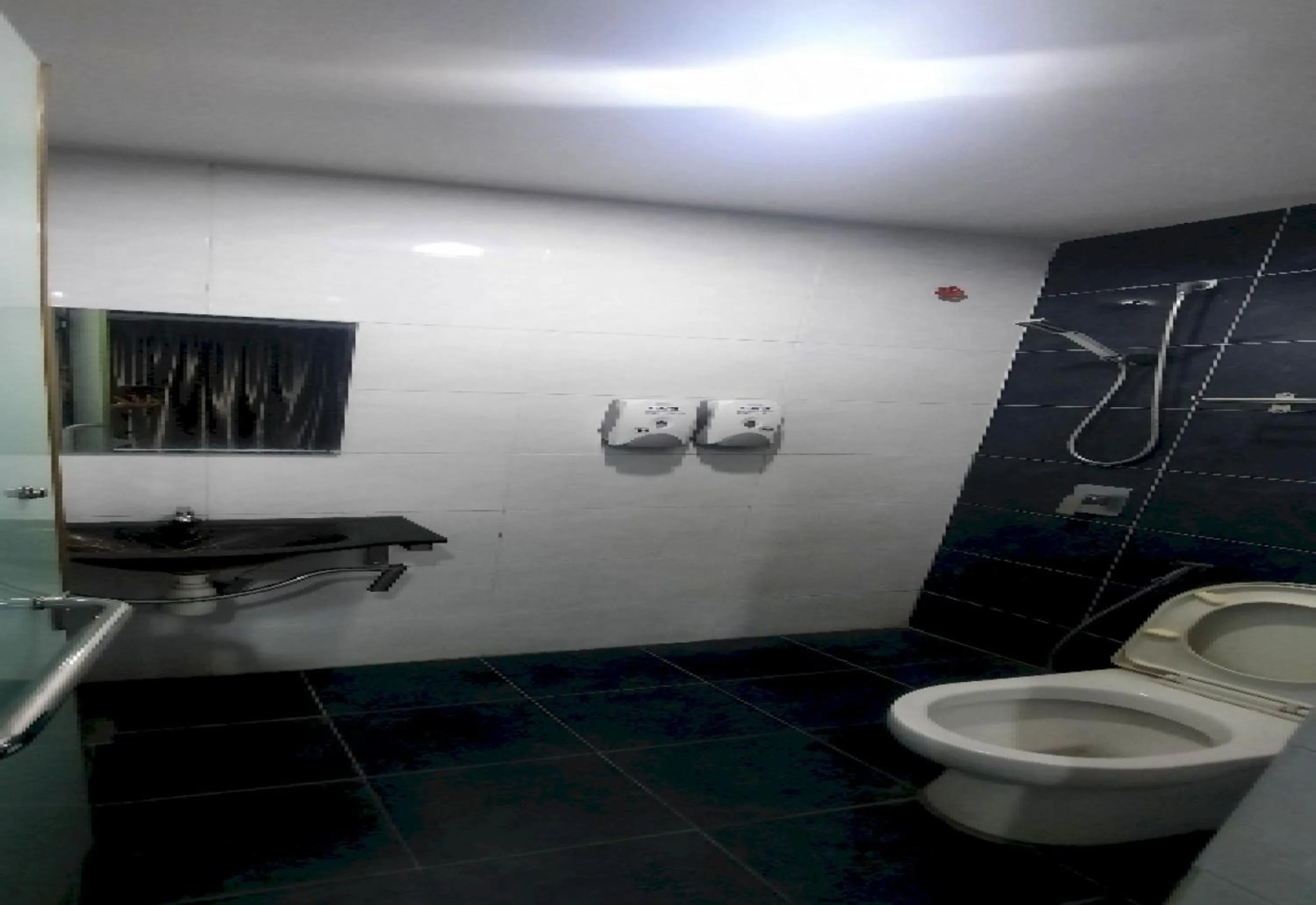 Bathroom in Super OYO 90724 Rg Hotel