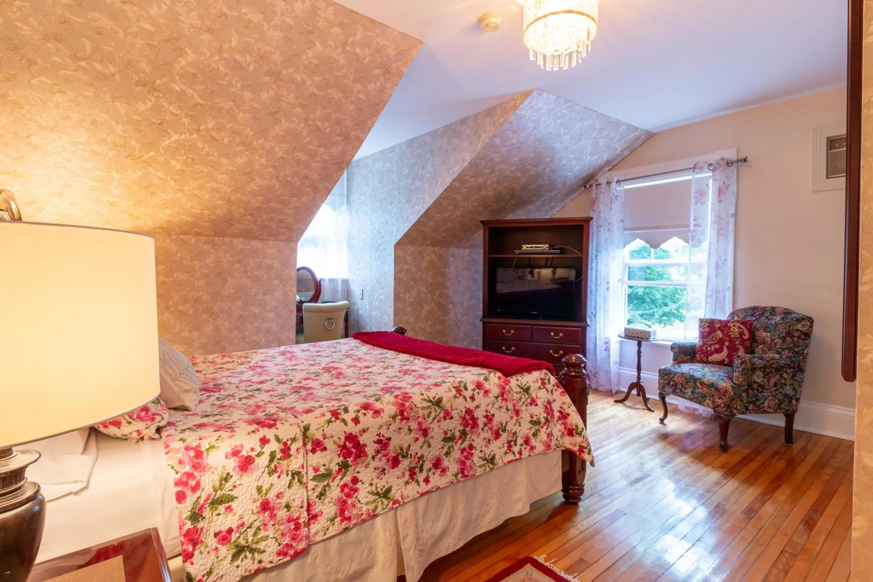 TV and multimedia, Bed in The Dawson House Bed & Breakfast