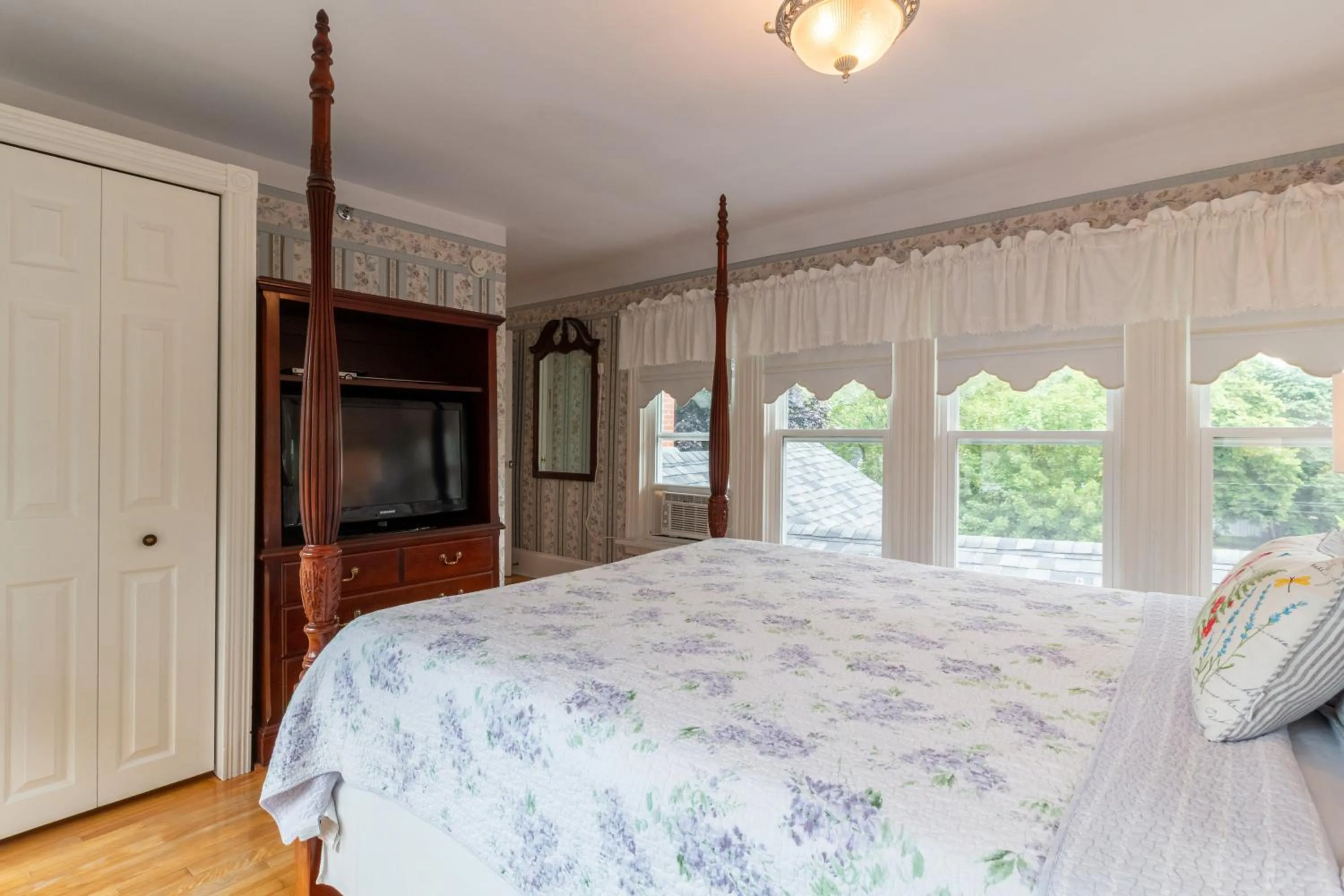 View (from property/room), Bed in The Dawson House Bed & Breakfast