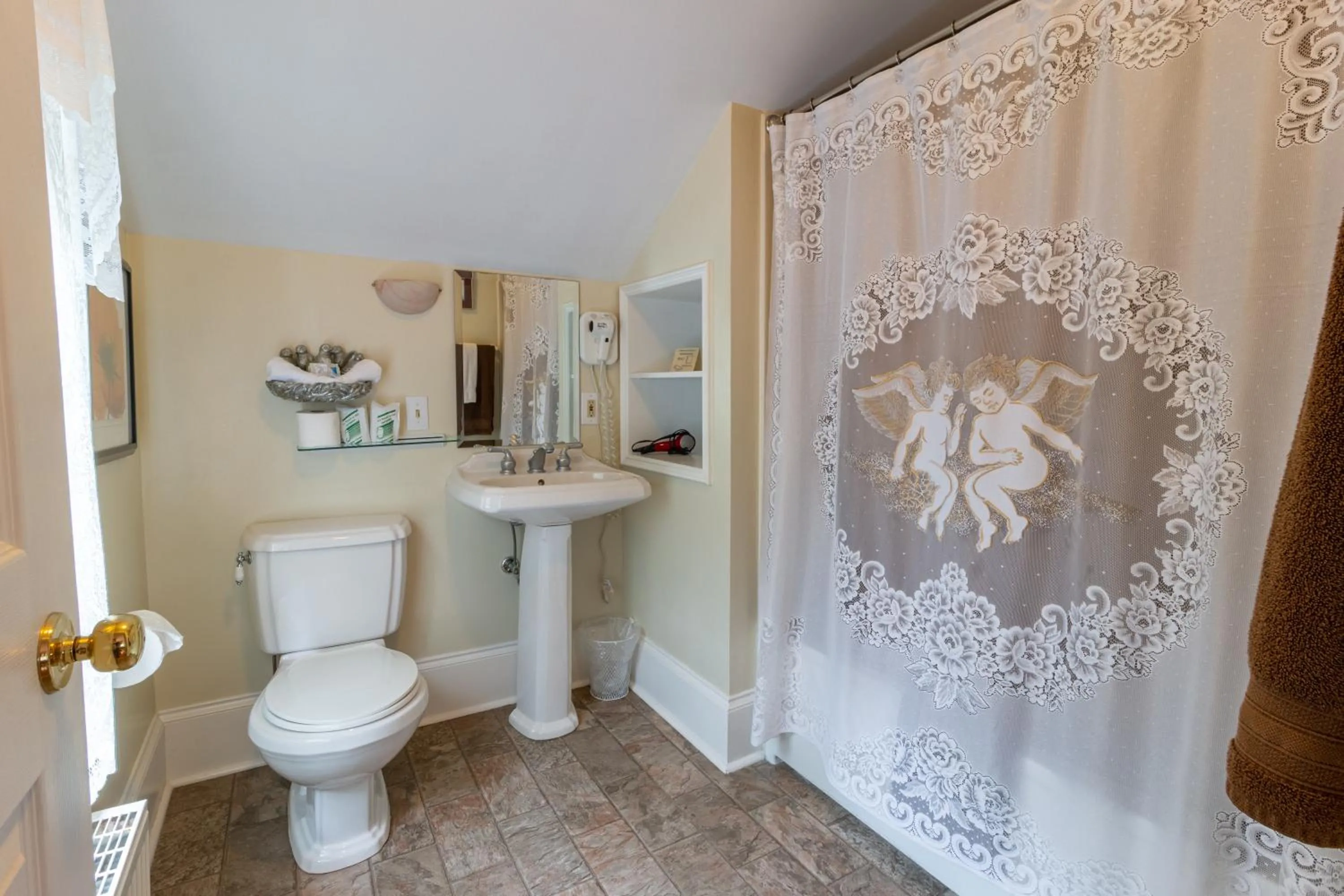 Shower in The Dawson House Bed & Breakfast