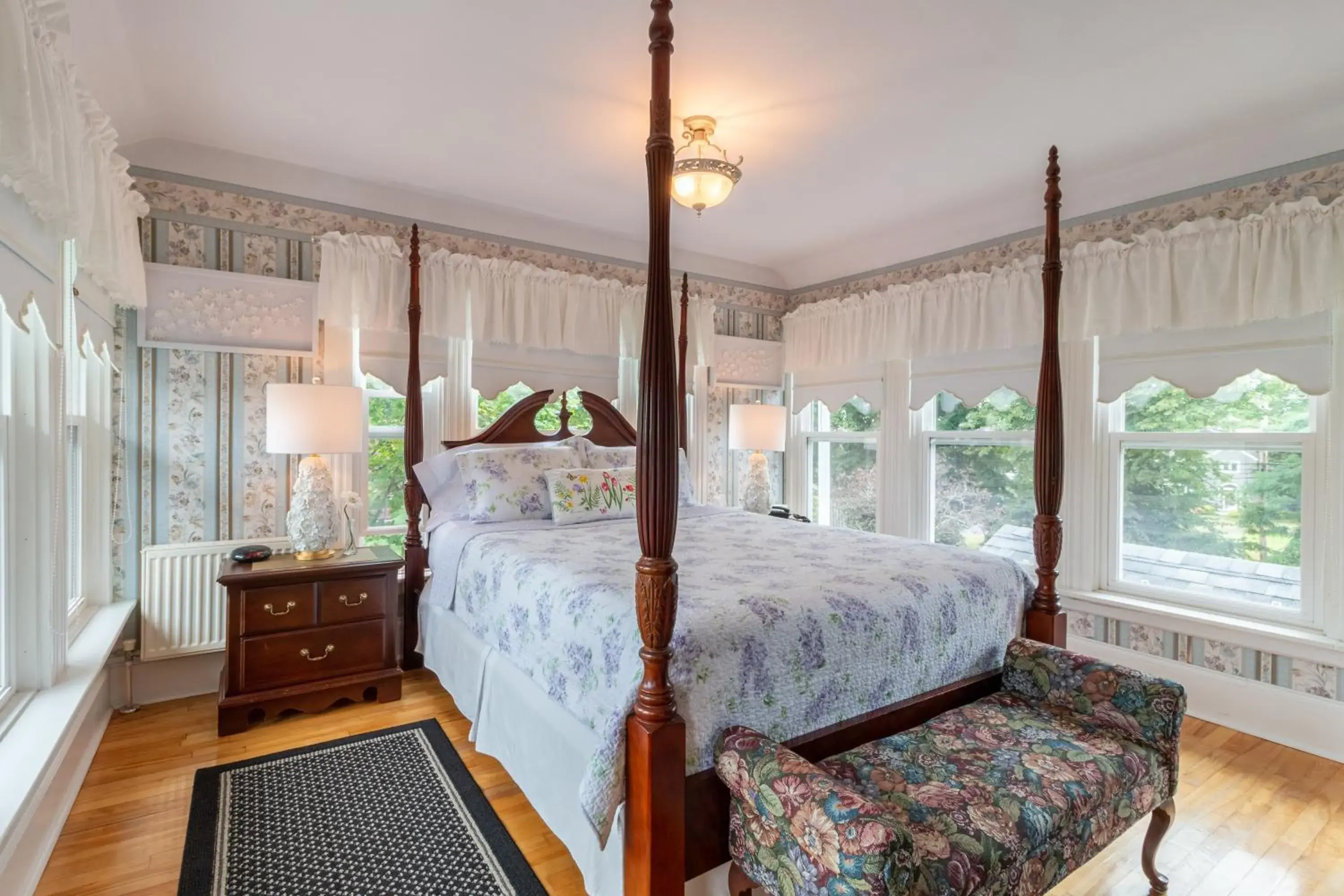 Deluxe Queen Room in The Dawson House Bed & Breakfast Deluxe Queen Room in The Dawson House Bed & Breakfast