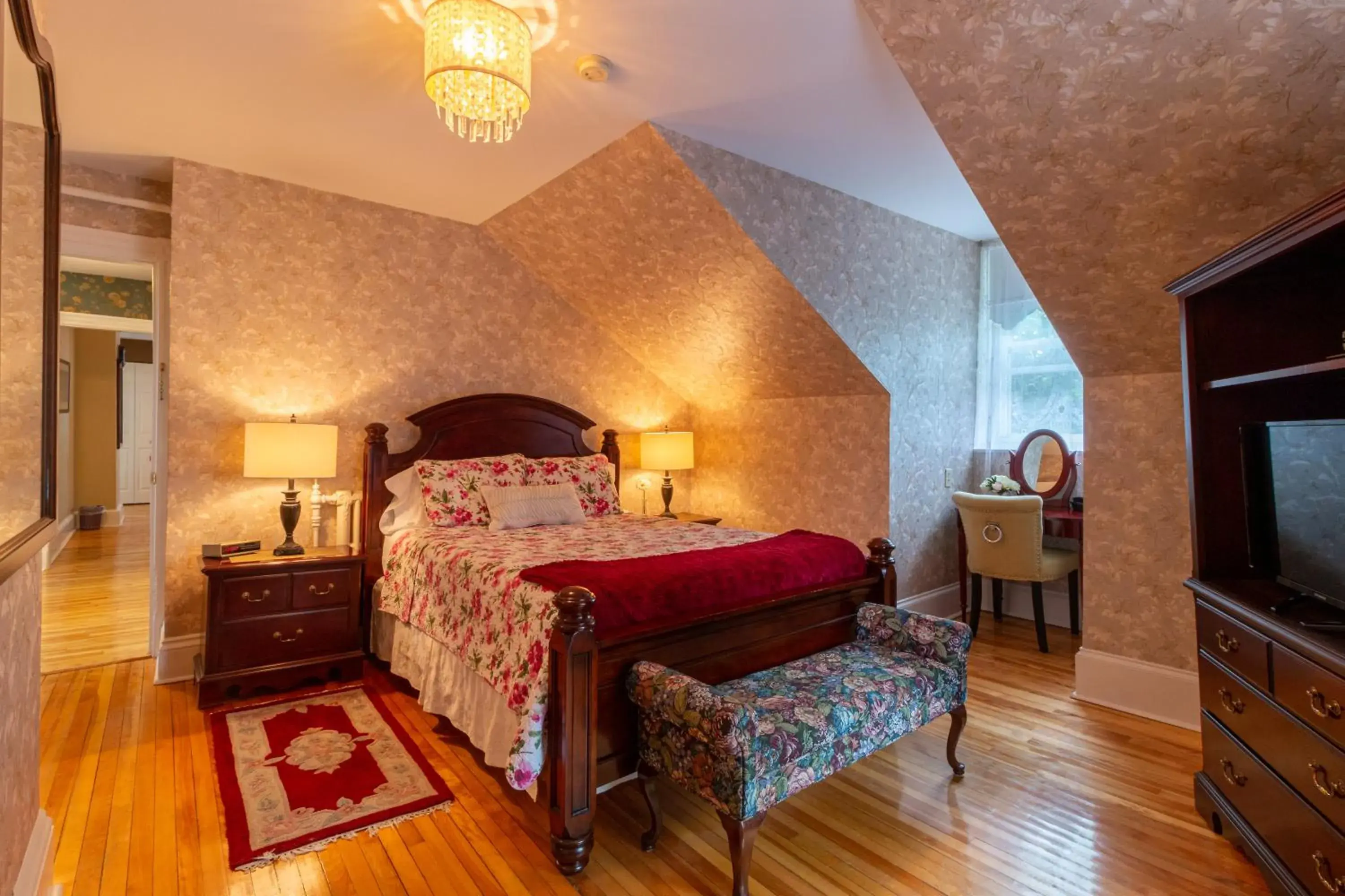 Queen Room with Spa Bath in The Dawson House Bed & Breakfast Queen Room with Spa Bath in The Dawson House Bed & Breakfast