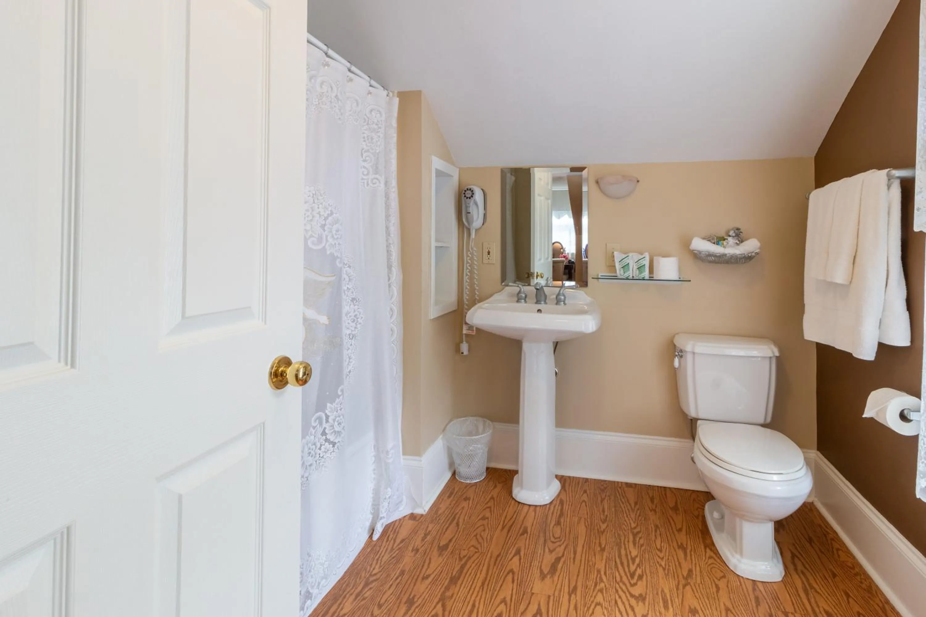 Shower in The Dawson House Bed & Breakfast