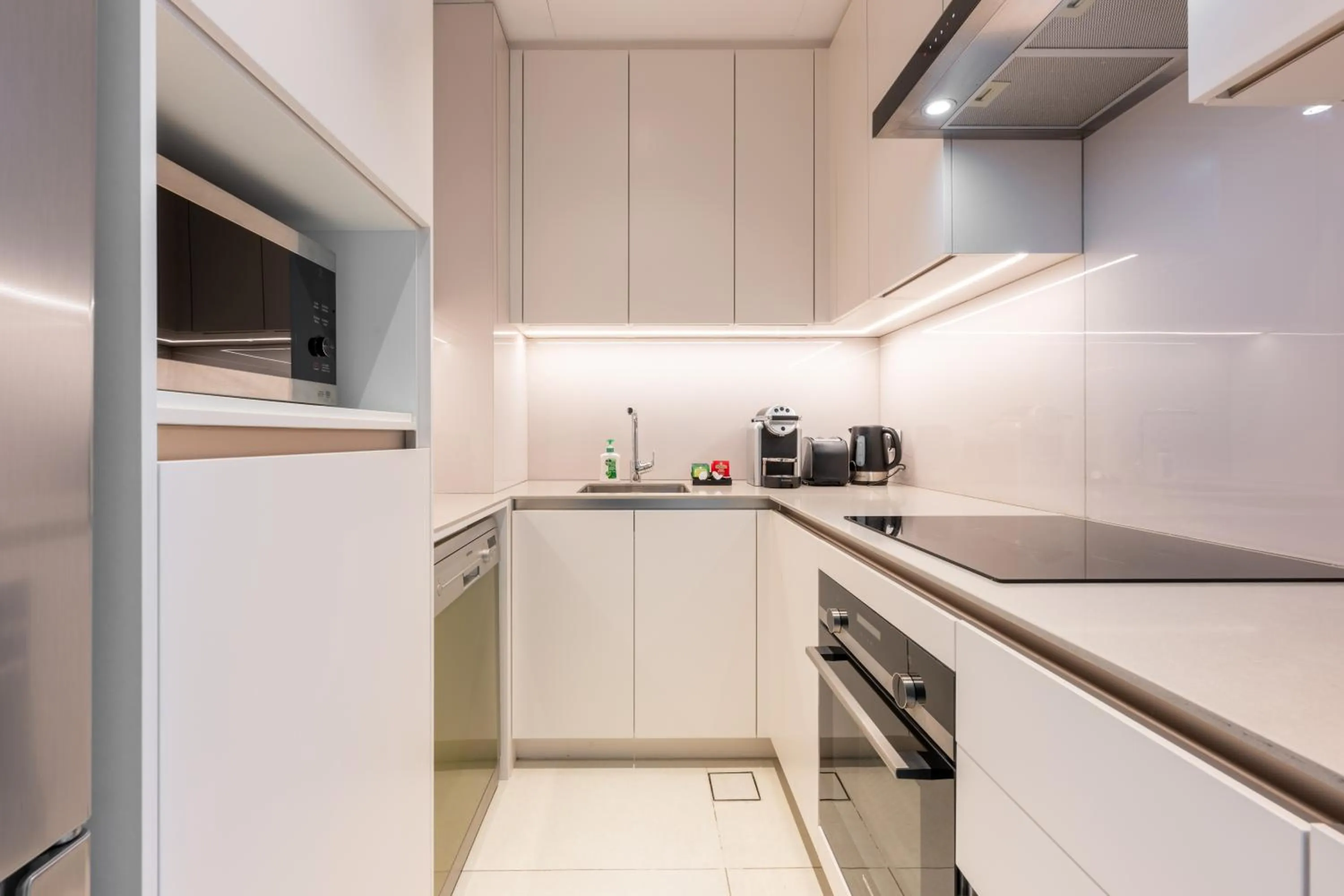 Coffee/tea facilities in Jumeirah Gate Tower JBR 1BR Apartment