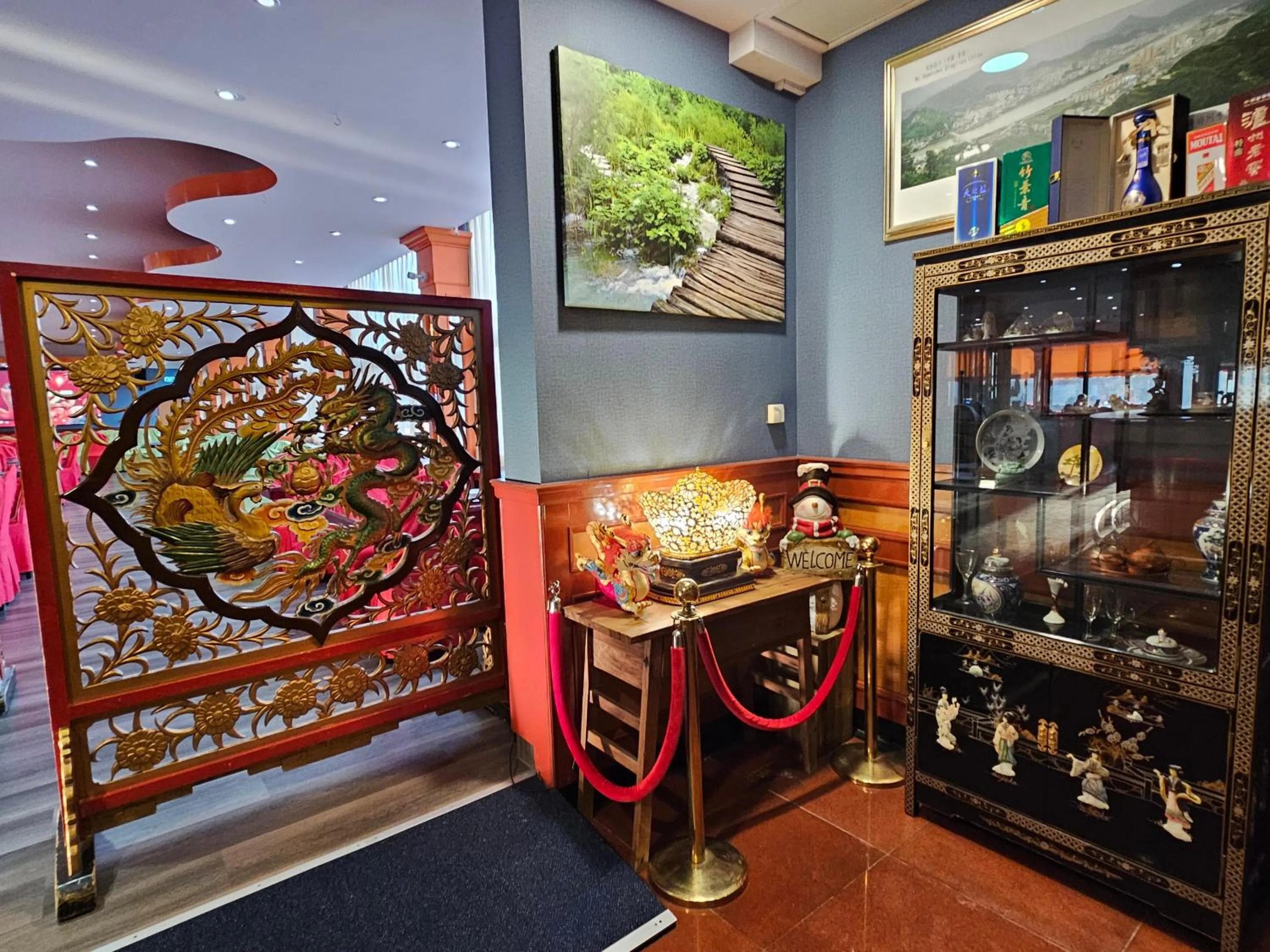 Restaurant/places to eat in New Ocean Paradise Hotel