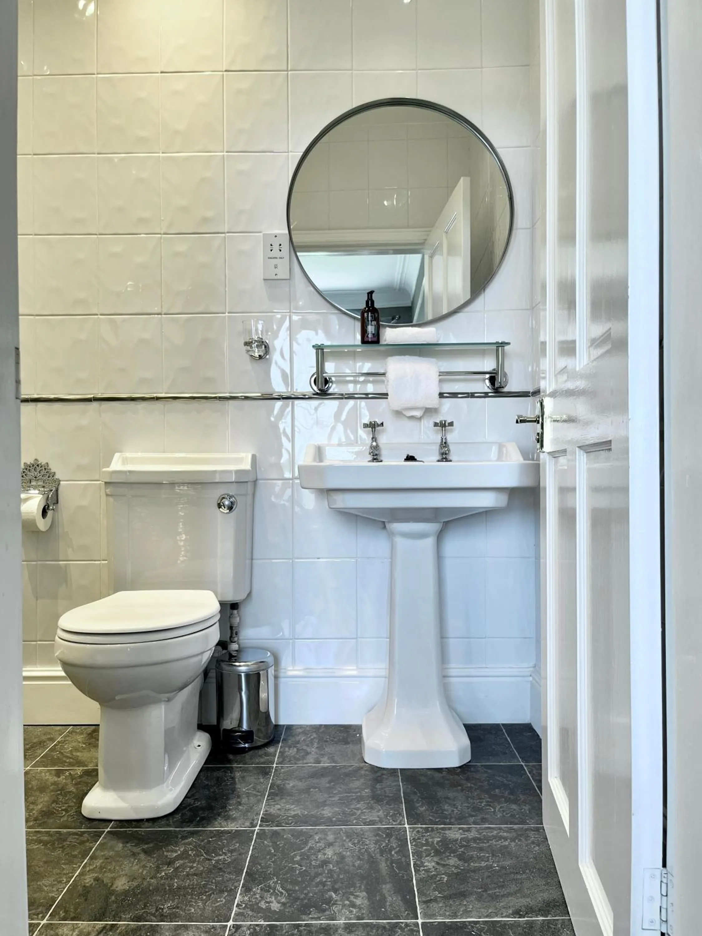Bathroom in Coed Mawr Hall Bed & Breakfast