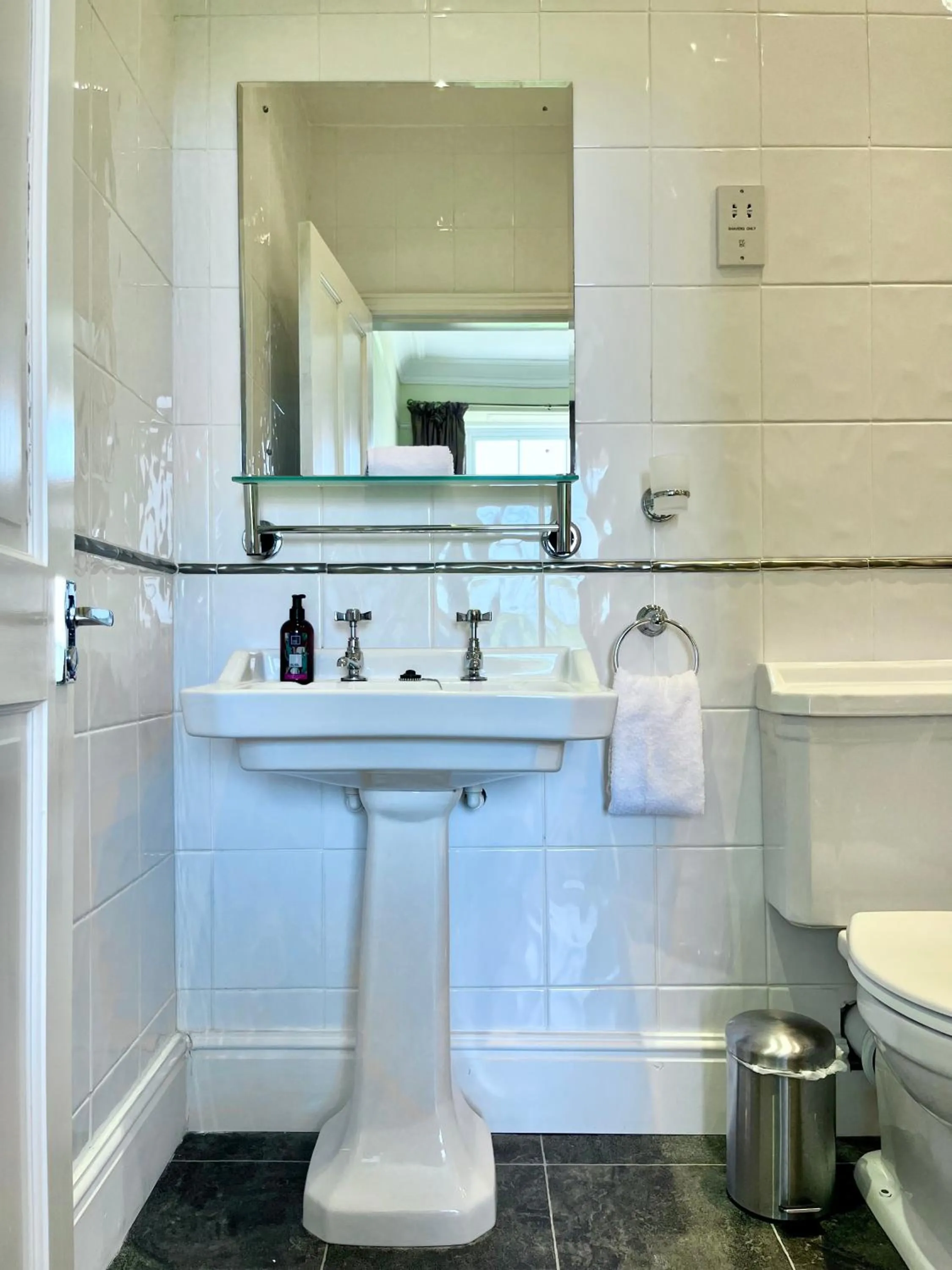 Bathroom in Coed Mawr Hall Bed & Breakfast