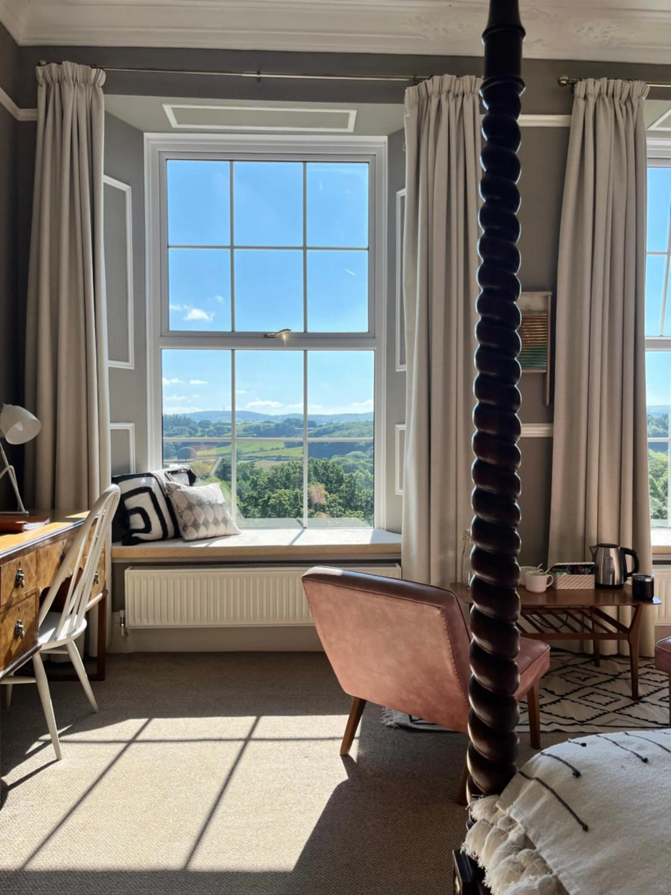 Seating area in Coed Mawr Hall Bed & Breakfast