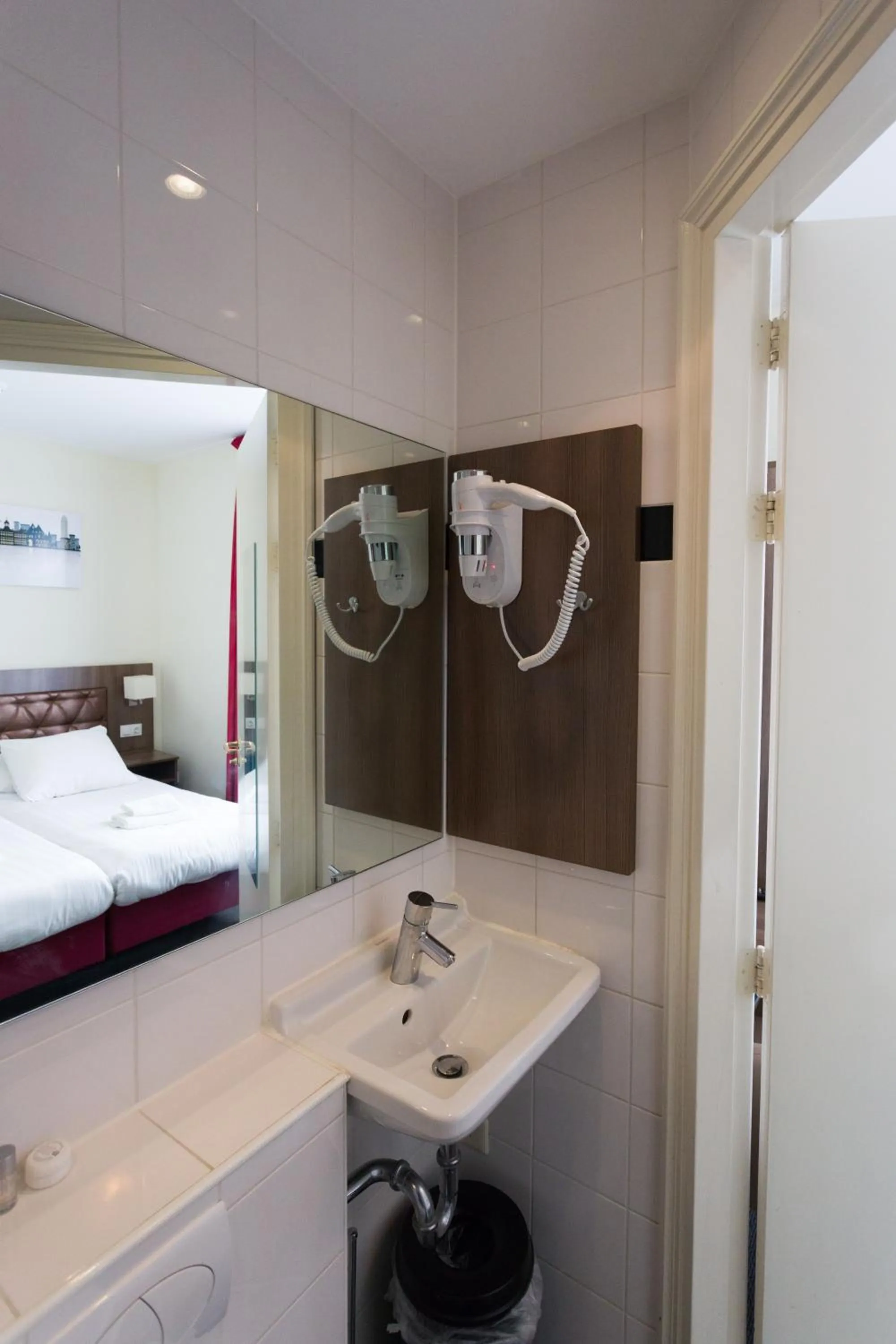 Bathroom, Bed in Hotel Park Plantage