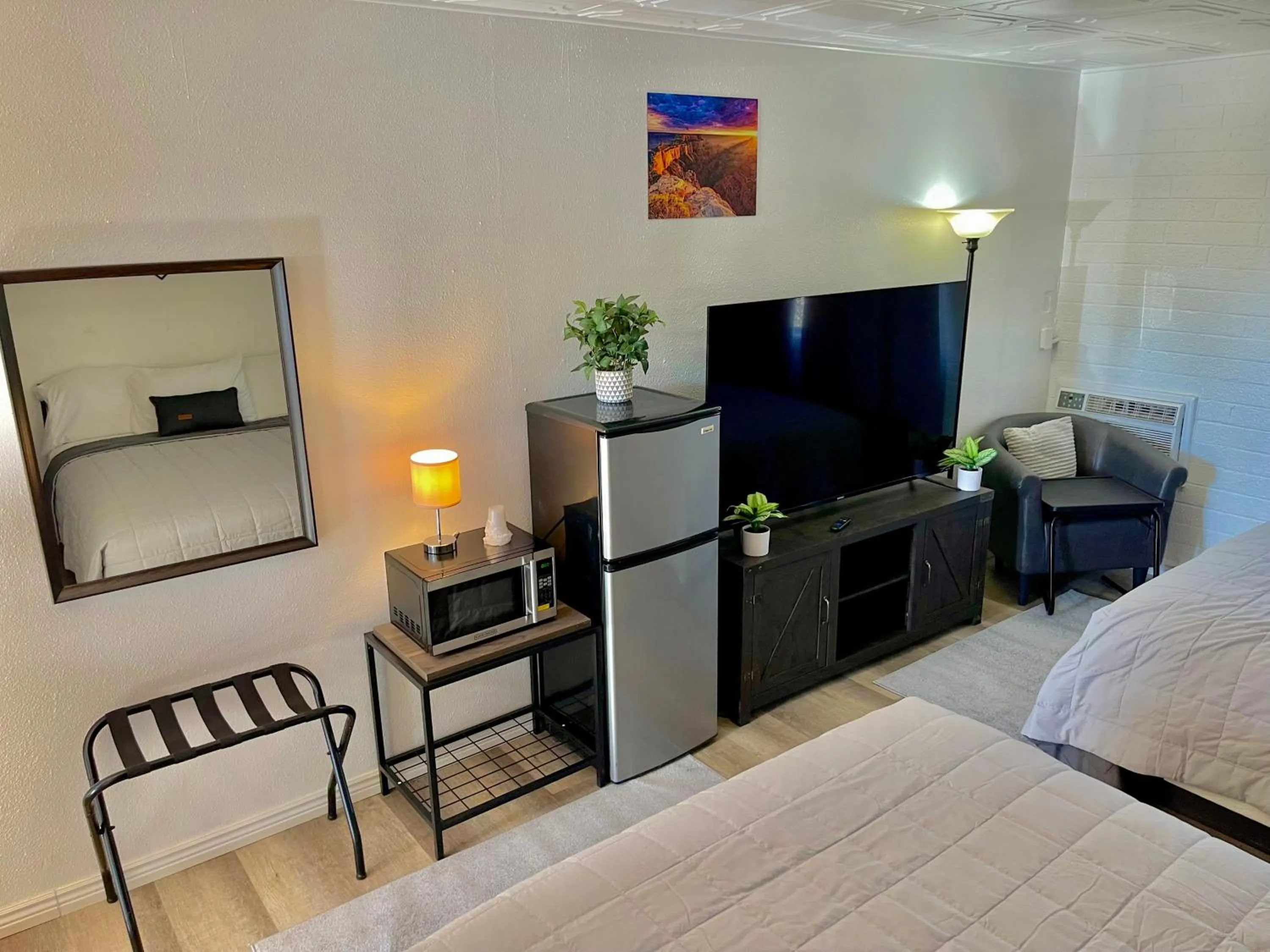 Bed in Canyon's Edge Route 66 Motel