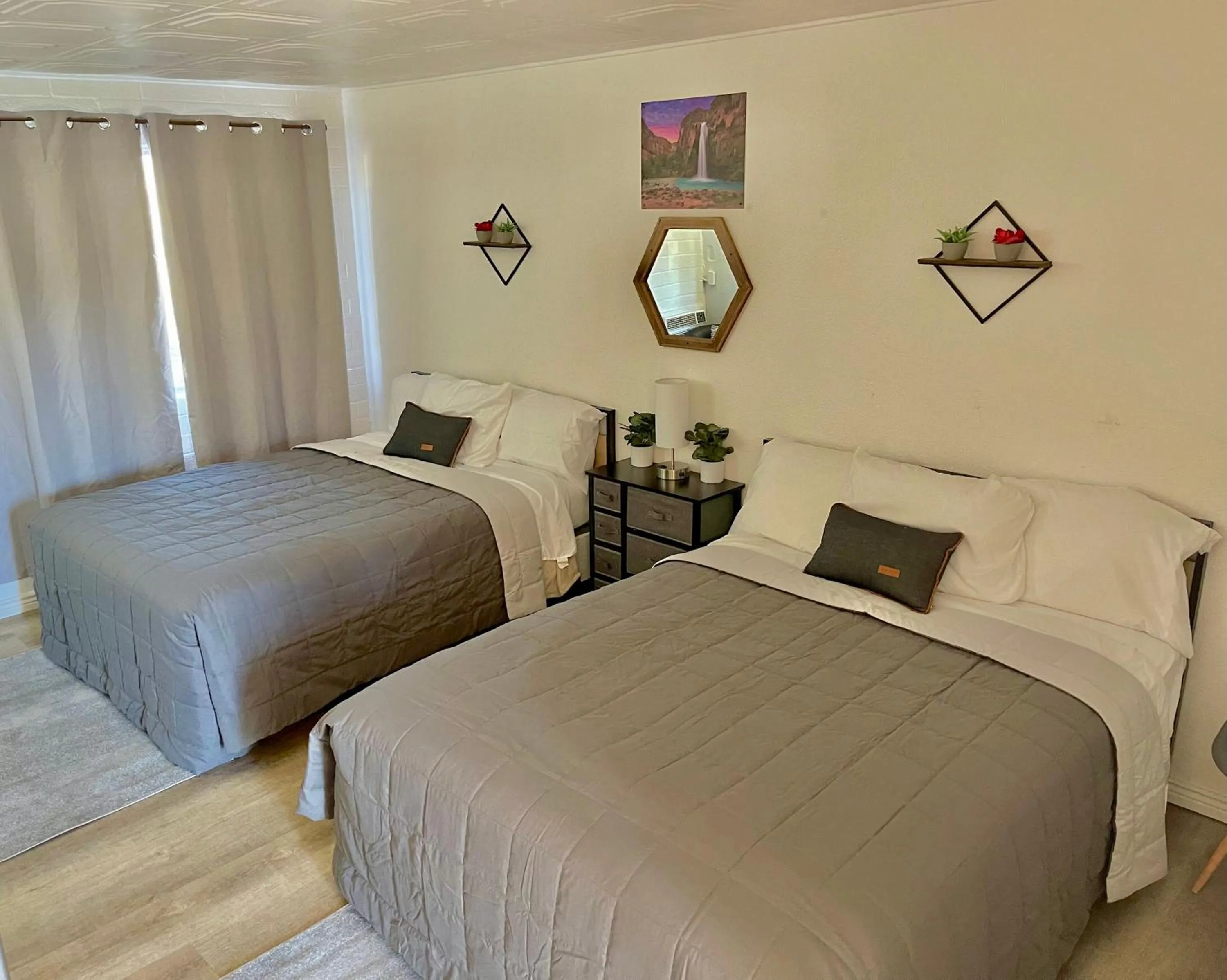 Bed in Canyon's Edge Route 66 Motel