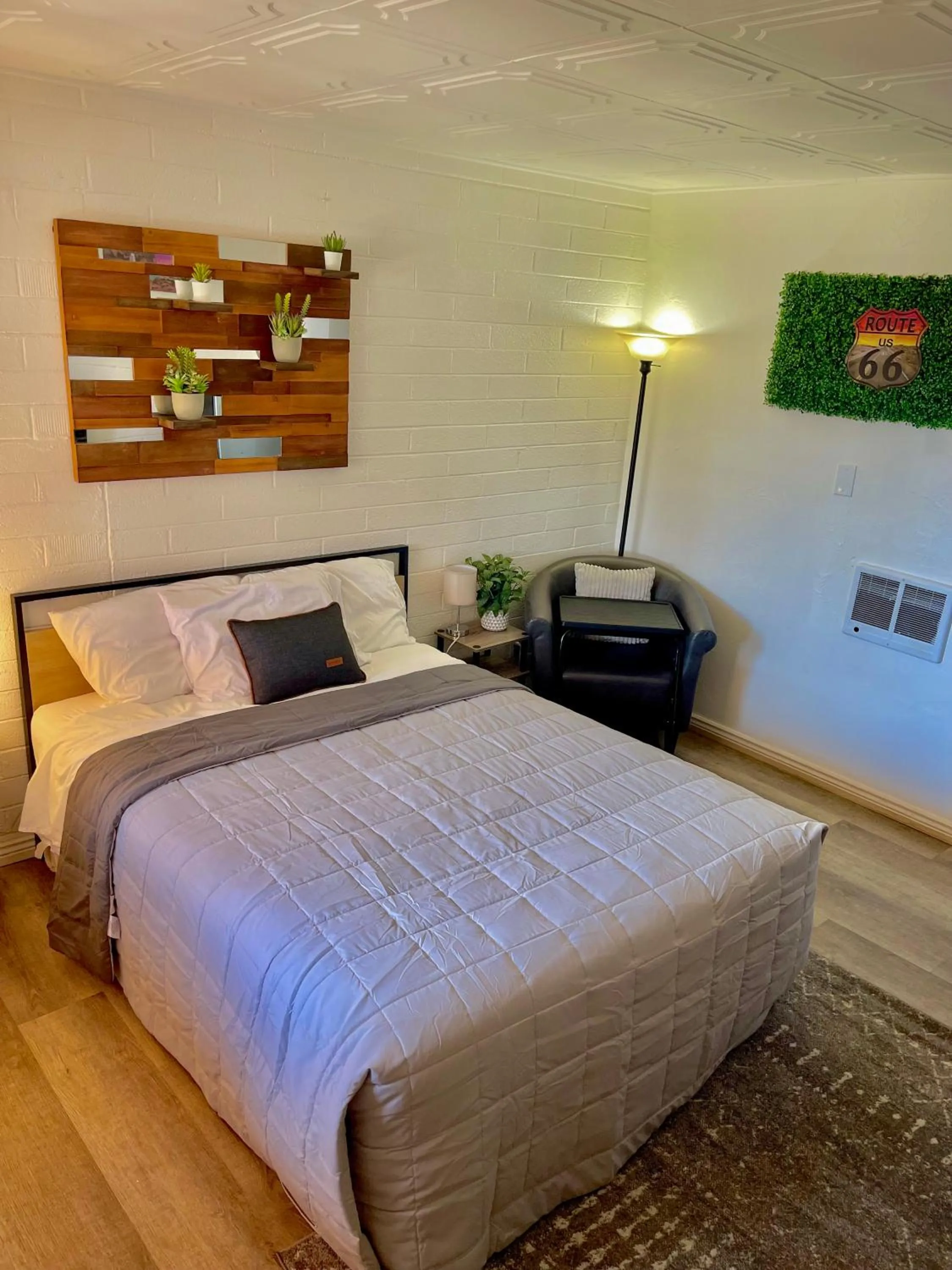 Bed in Canyon's Edge Route 66 Motel