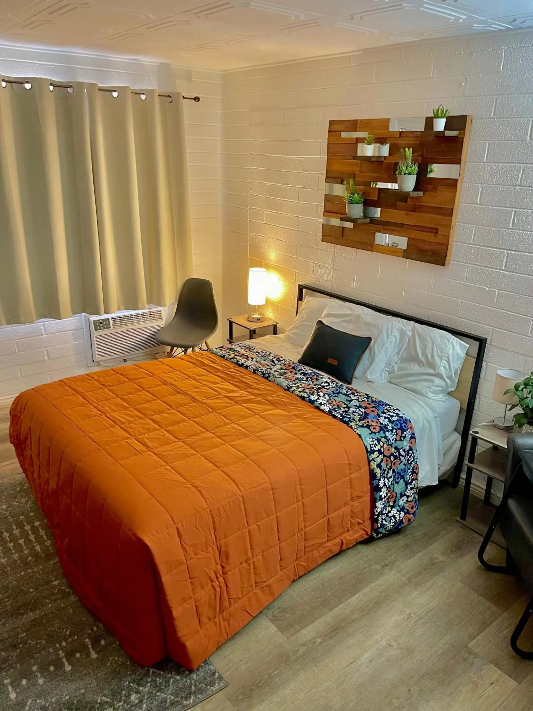 Queen Room in Canyon's Edge Route 66 Motel Queen Room in Canyon's Edge Route 66 Motel