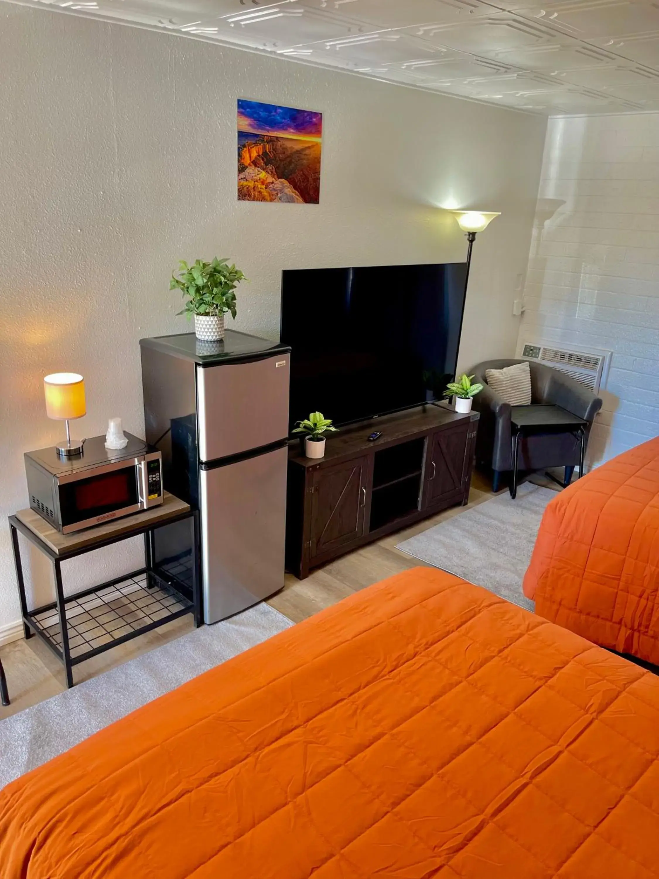 Queen Room with Two Queen Beds in Canyon's Edge Route 66 Motel Queen Room with Two Queen Beds in Canyon's Edge Route 66 Motel