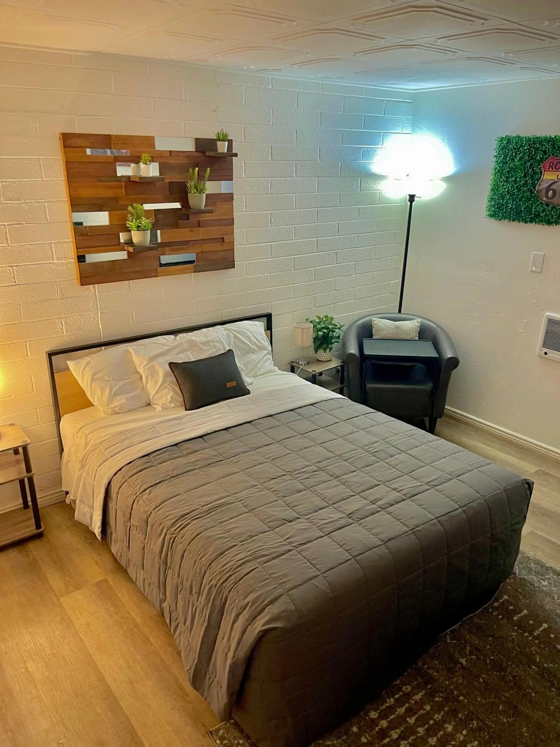 Bed in Canyon's Edge Route 66 Motel