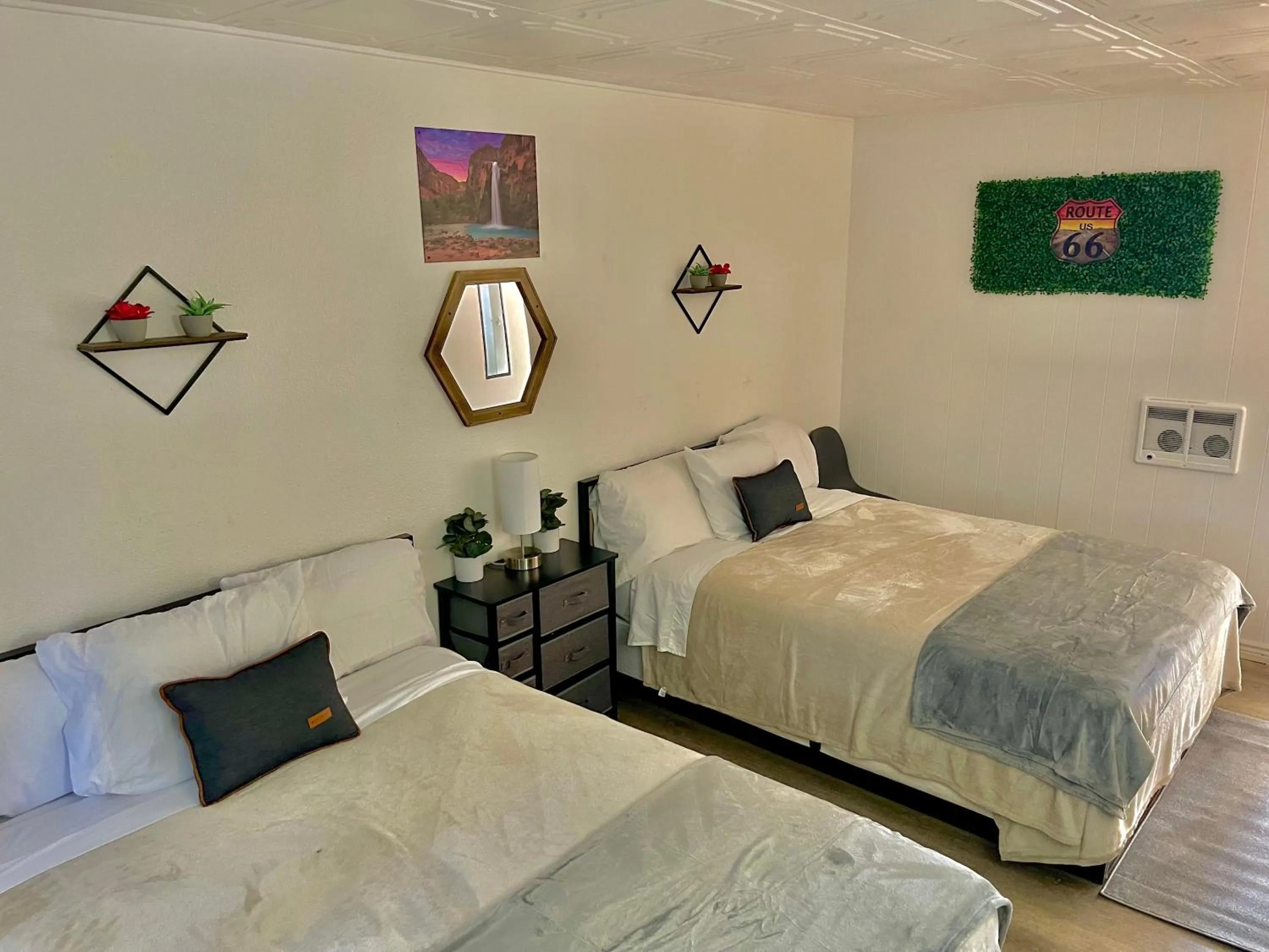 Bed in Canyon's Edge Route 66 Motel