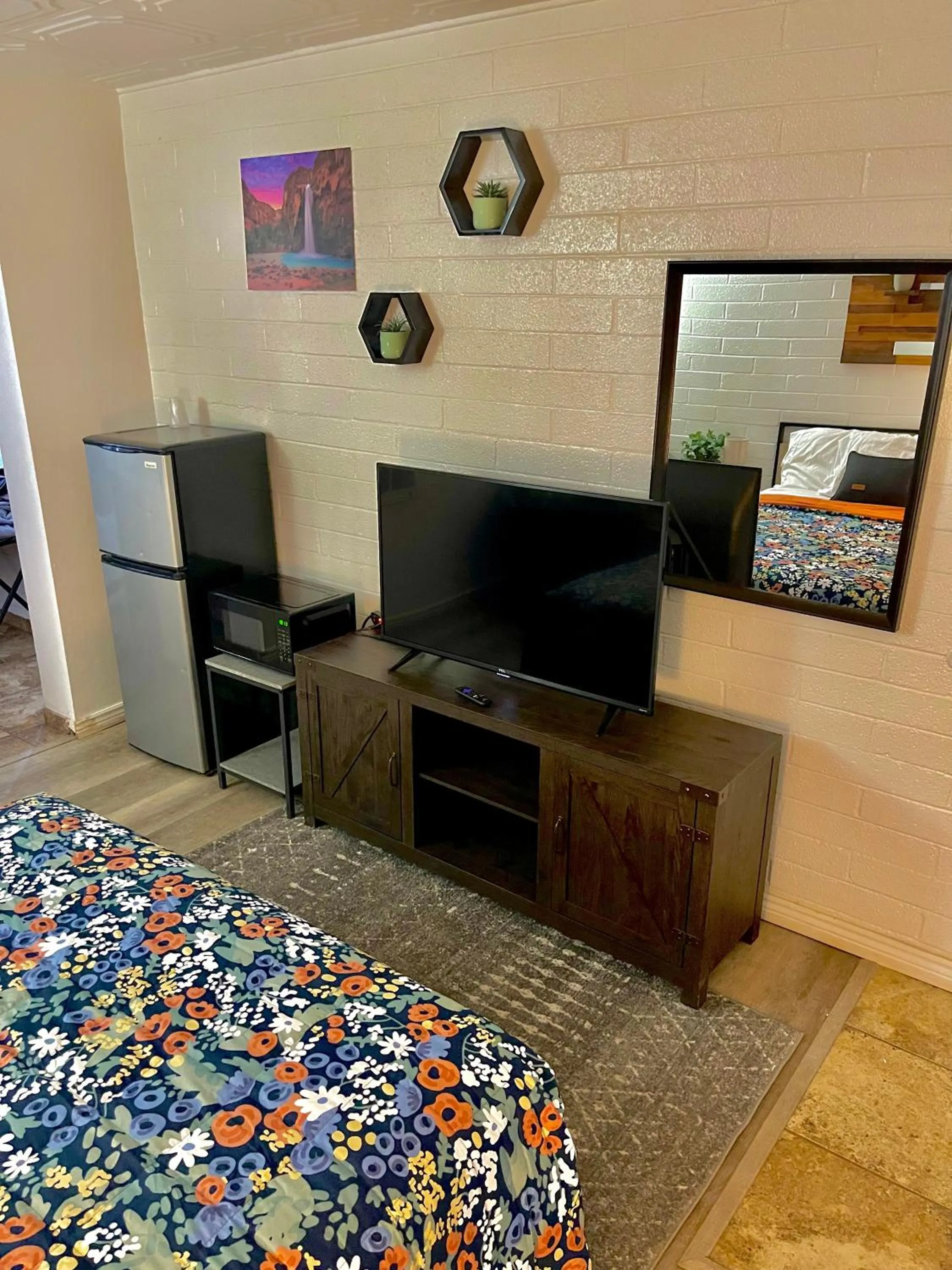 Bed in Canyon's Edge Route 66 Motel