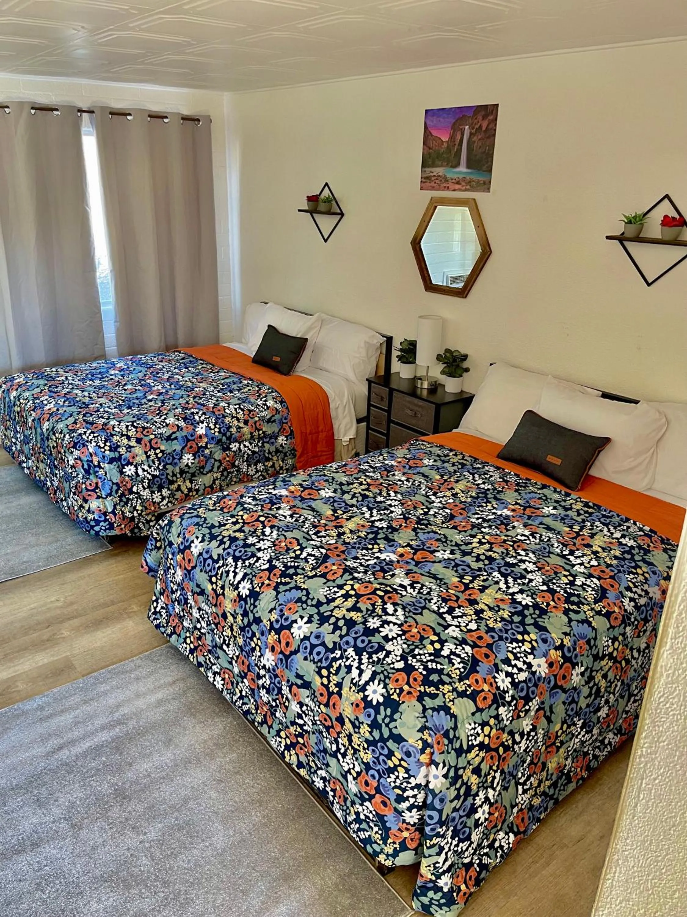 Bed in Canyon's Edge Route 66 Motel