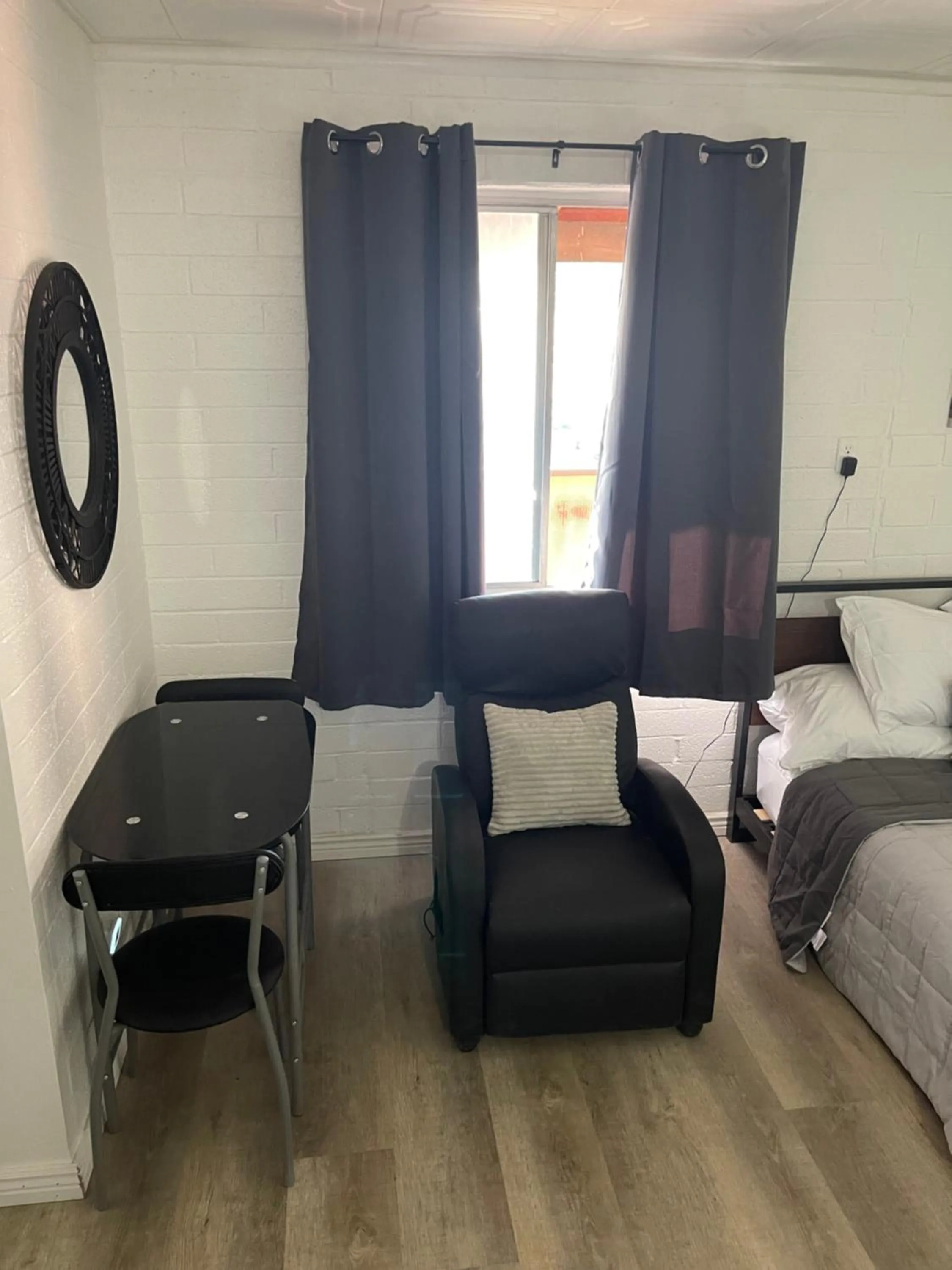 Bed in Canyon's Edge Route 66 Motel