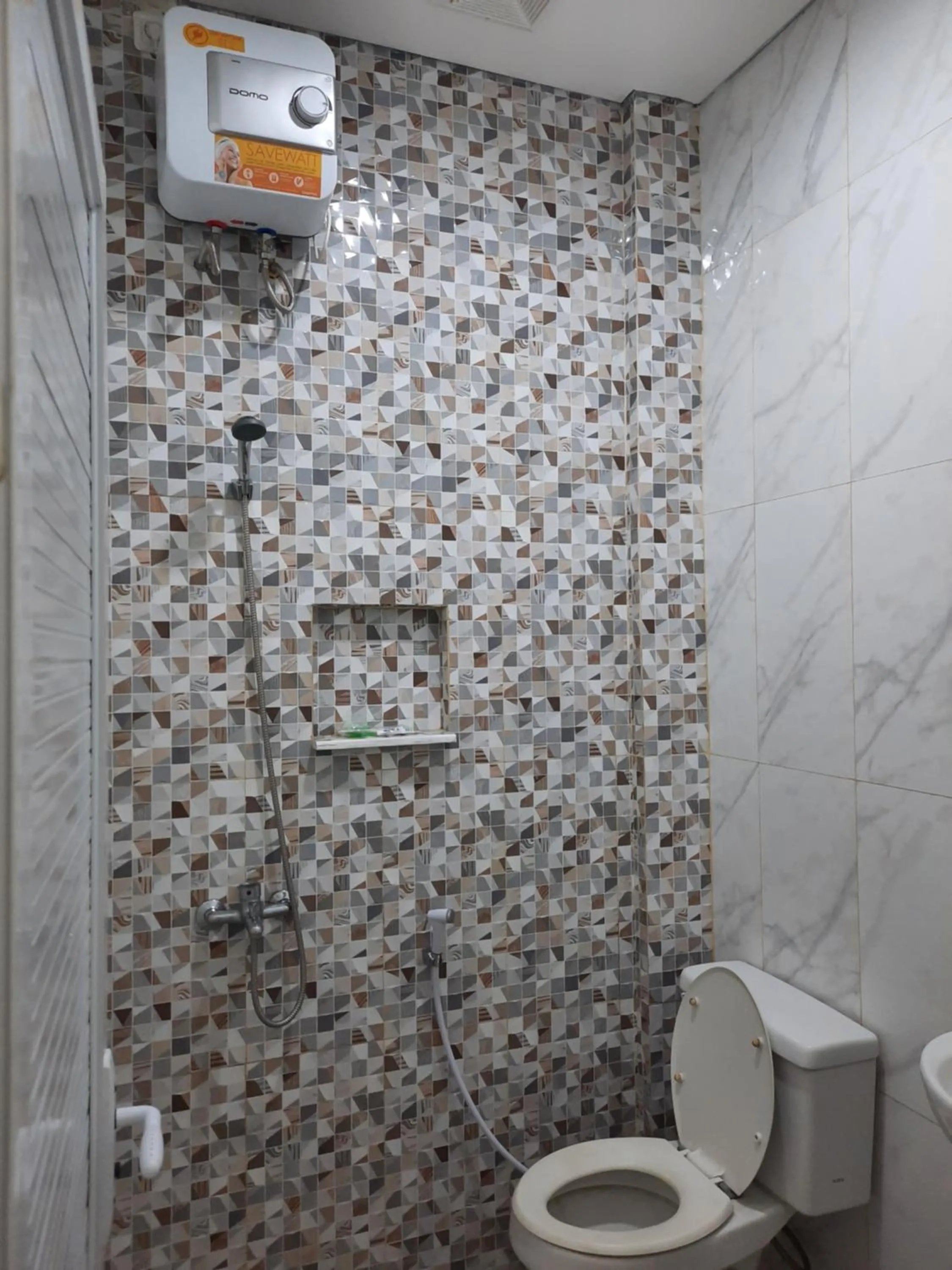 Shower in TRAM - The Seturan Raya Eksklusif Rooms