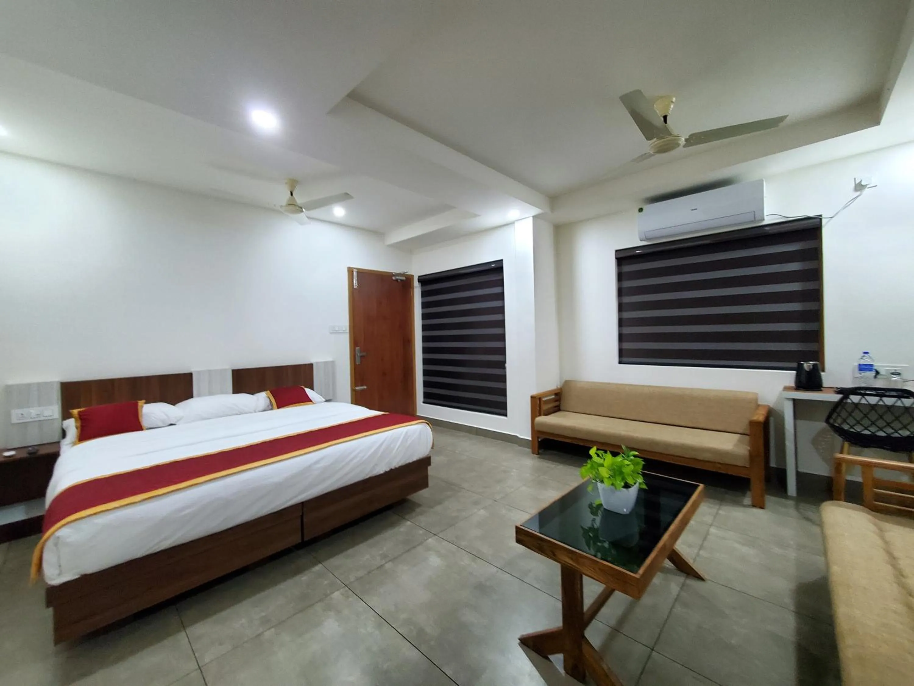 Photo of the whole room in Halo Residency