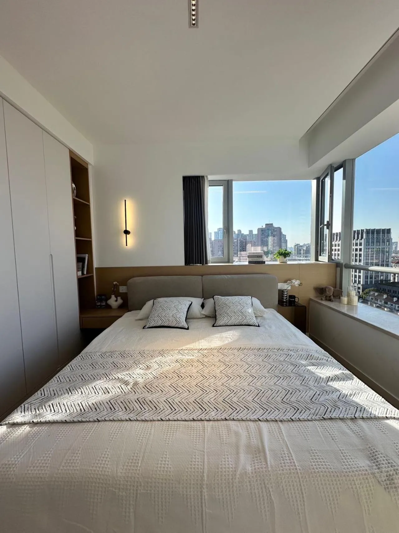 Bedroom, Bed in ZHome-Count luxury apartment