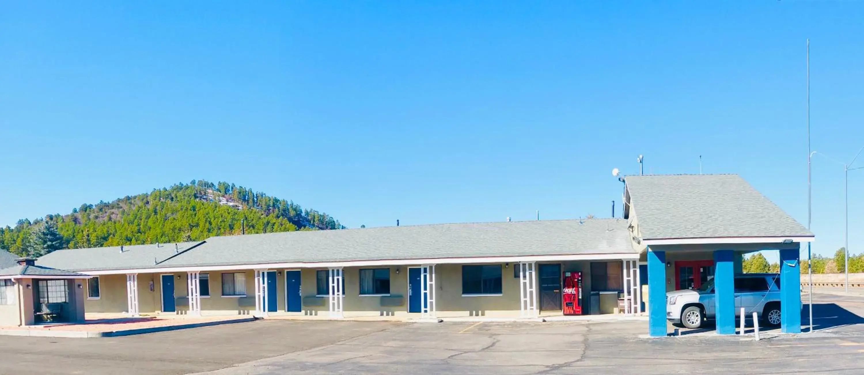 Property building in Super 8 by Wyndham Williams West Route 66 - Grand Canyon Area Property building in Super 8 by Wyndham Williams West Route 66 - Grand Canyon Area