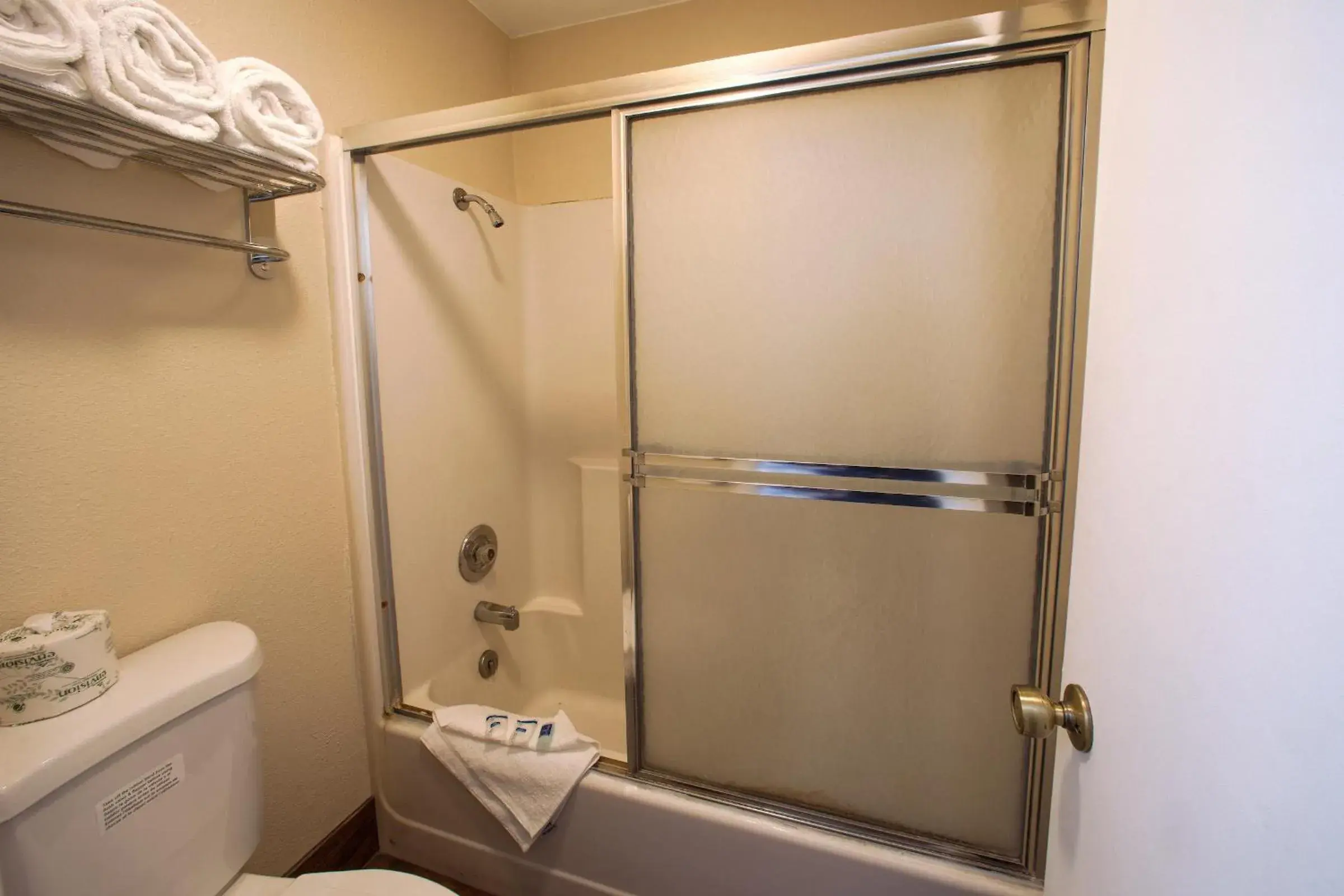 Shower in Super 8 by Wyndham Williams West Route 66 - Grand Canyon Area Shower in Super 8 by Wyndham Williams West Route 66 - Grand Canyon Area