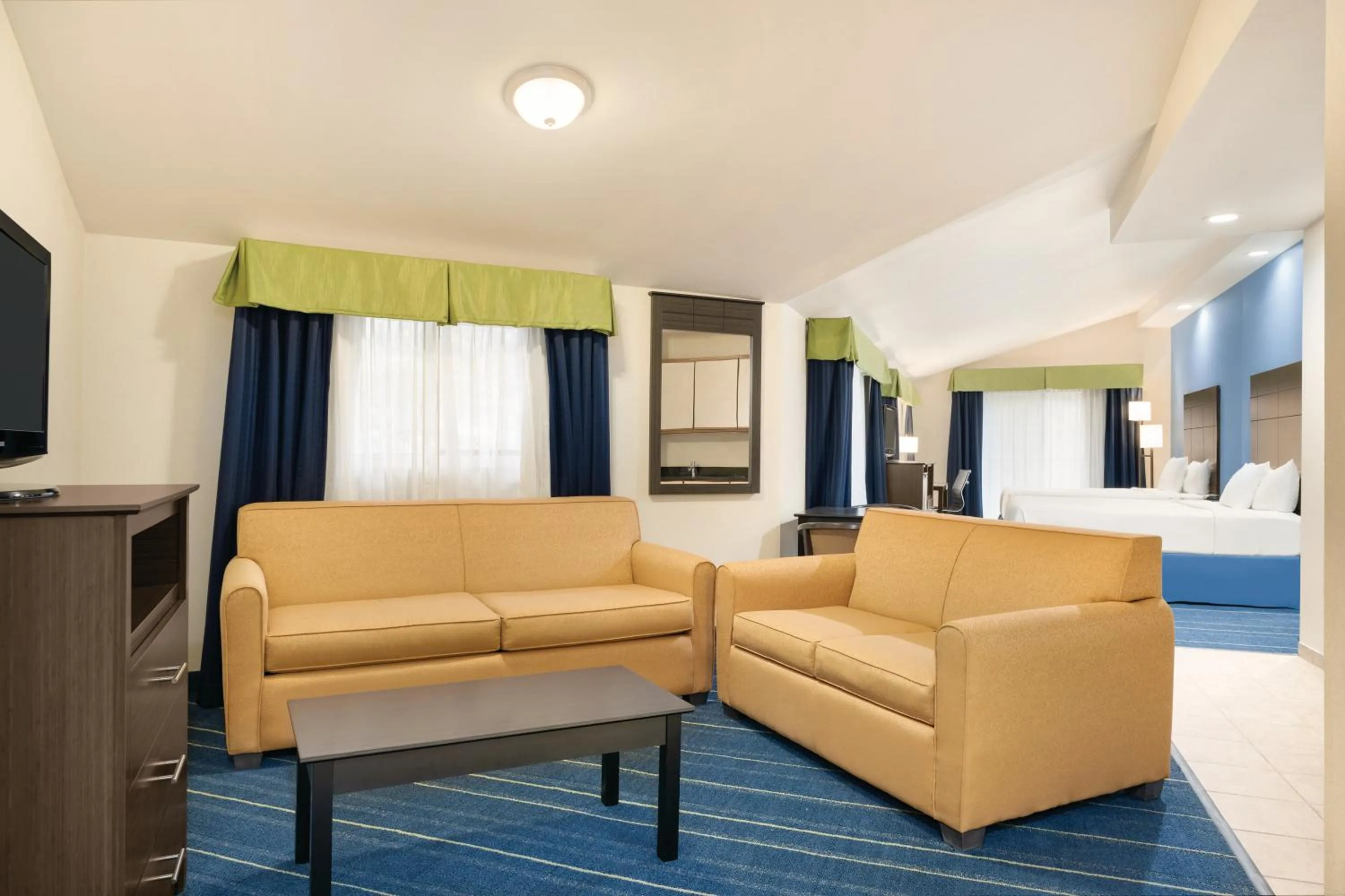 Communal lounge/ TV room in Days Inn by Wyndham Tamworth