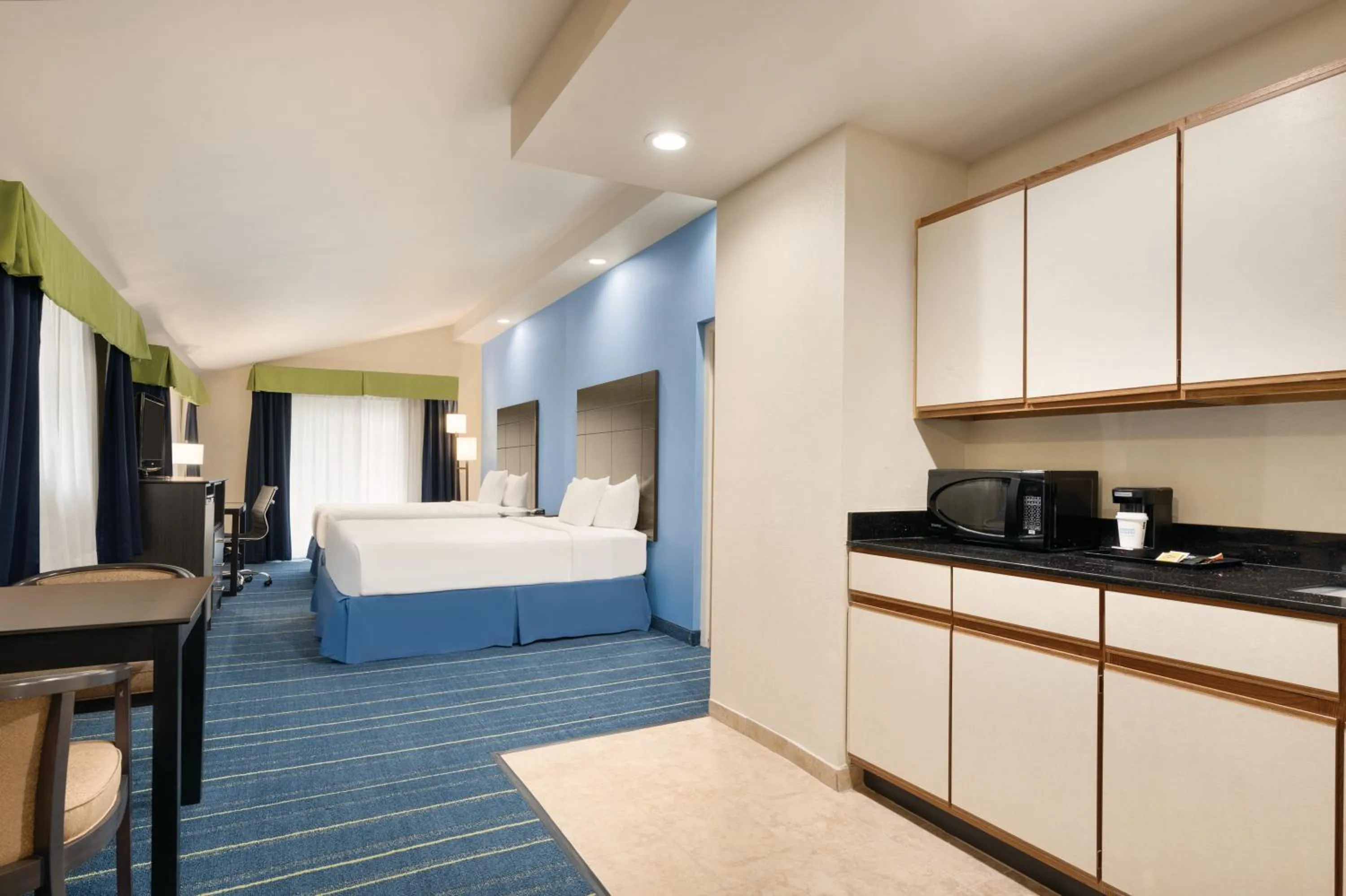 Bed in Days Inn by Wyndham Tamworth