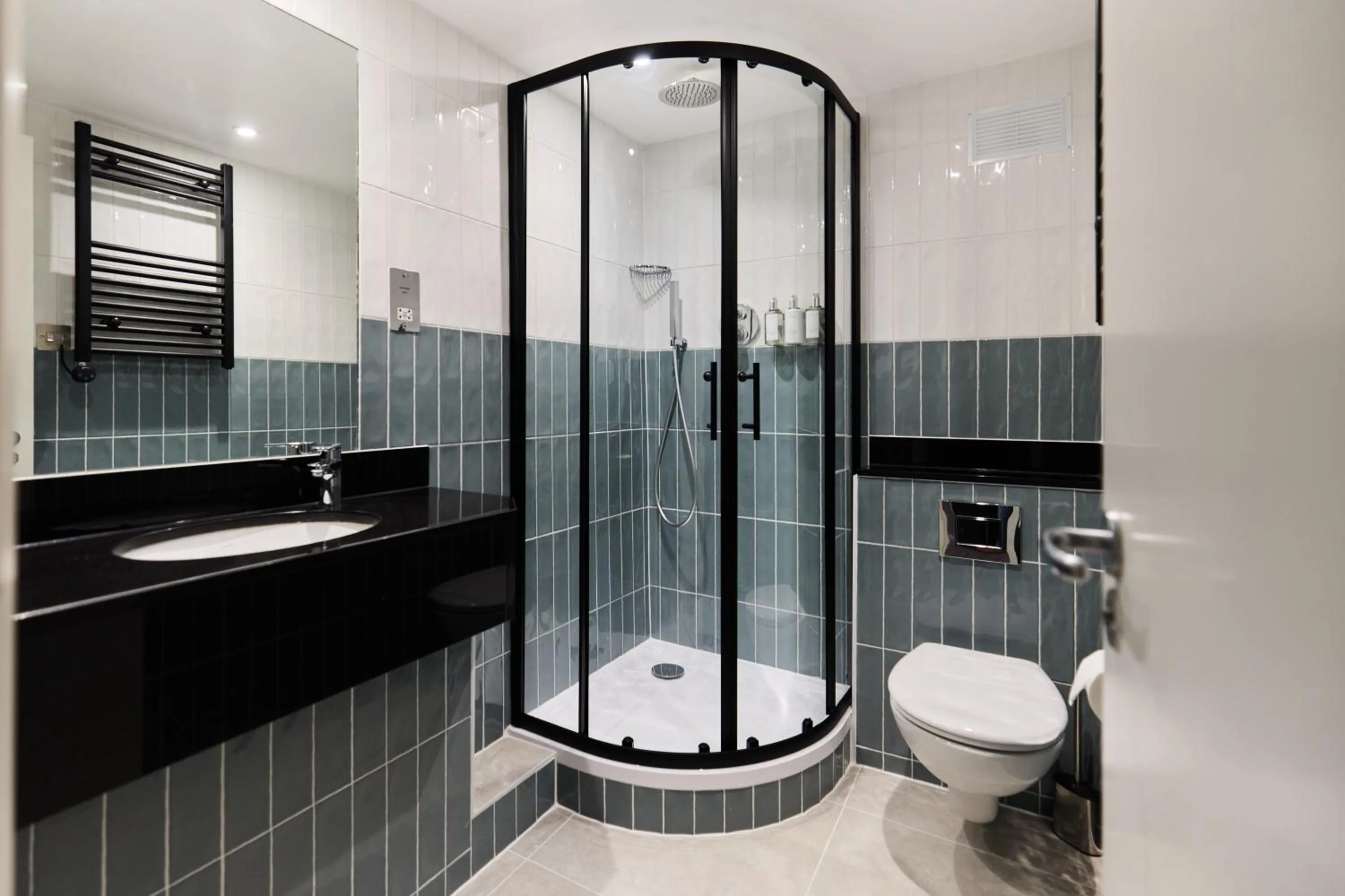 Shower in Blandford Hotel