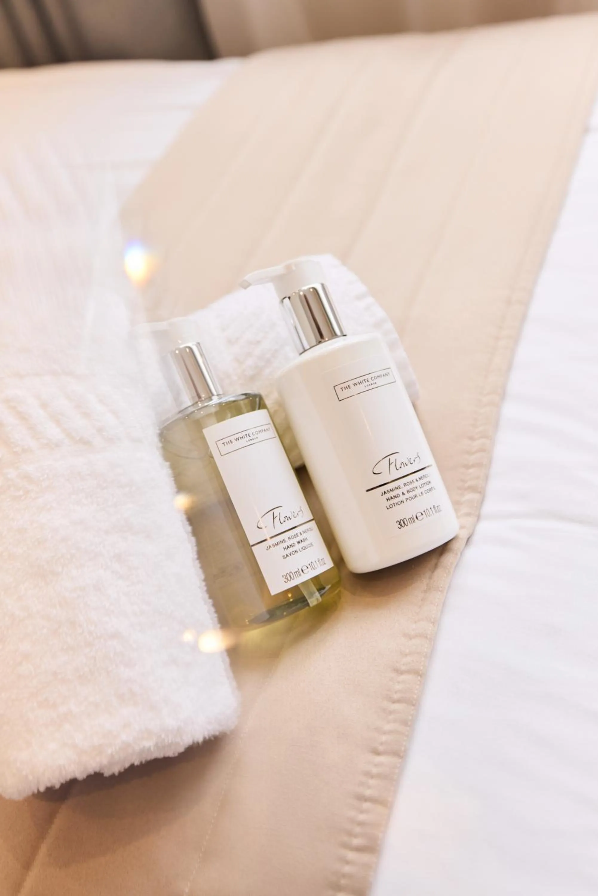 Bathroom, Bed in Blandford Hotel