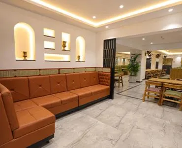 Restaurant/places to eat in HOTEL SR