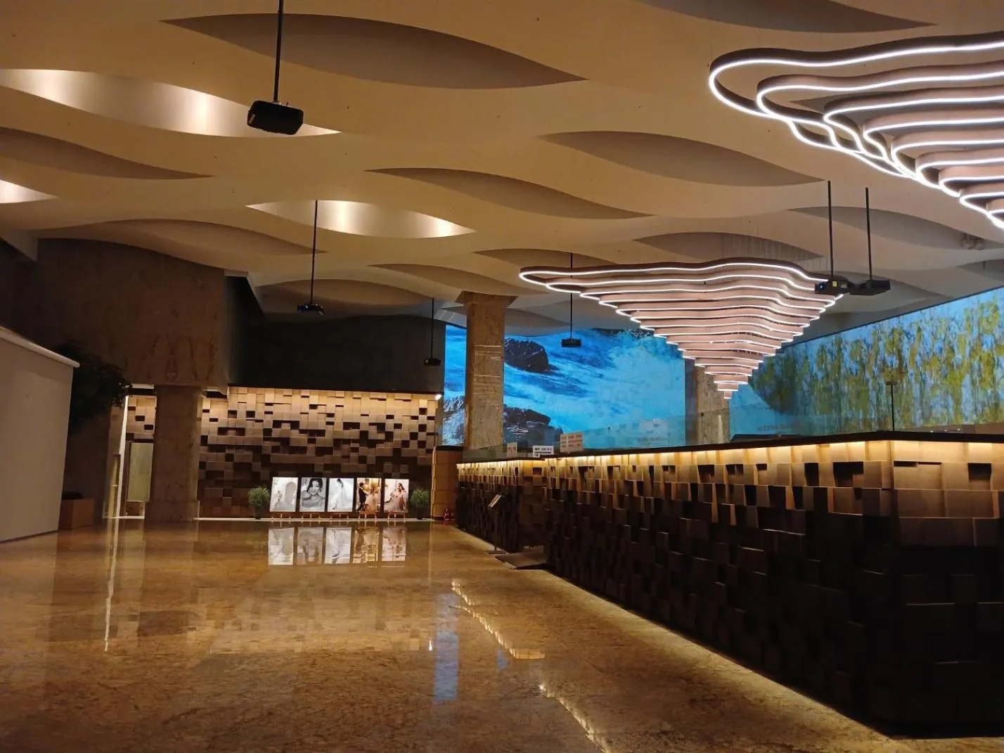 Lobby or reception in Songdo Central Park Hotel