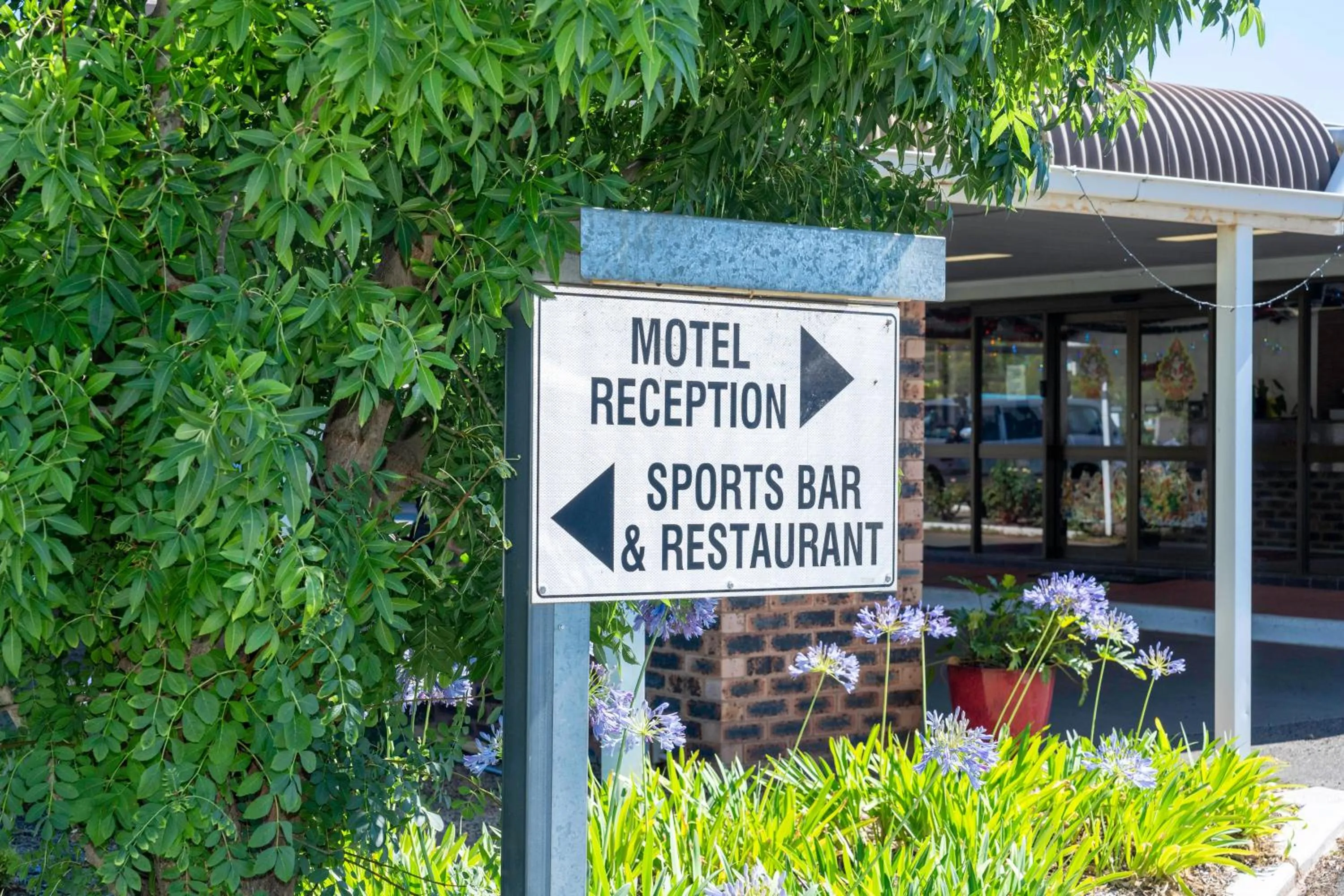 Facade/entrance in Club Inn Motel
